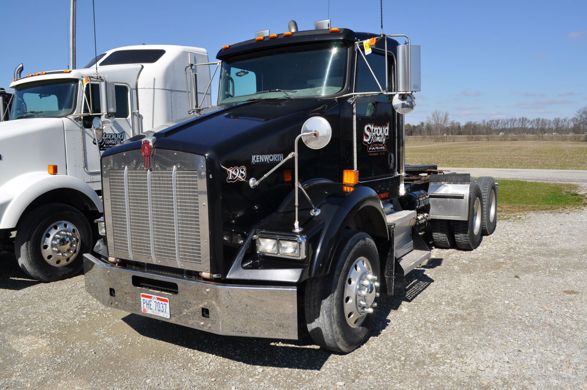 2007 Kenworth T800 semi truck, day cab, C13 CAT engine, NON DPF, 10-speed, 235 WB, PTO, wet line,