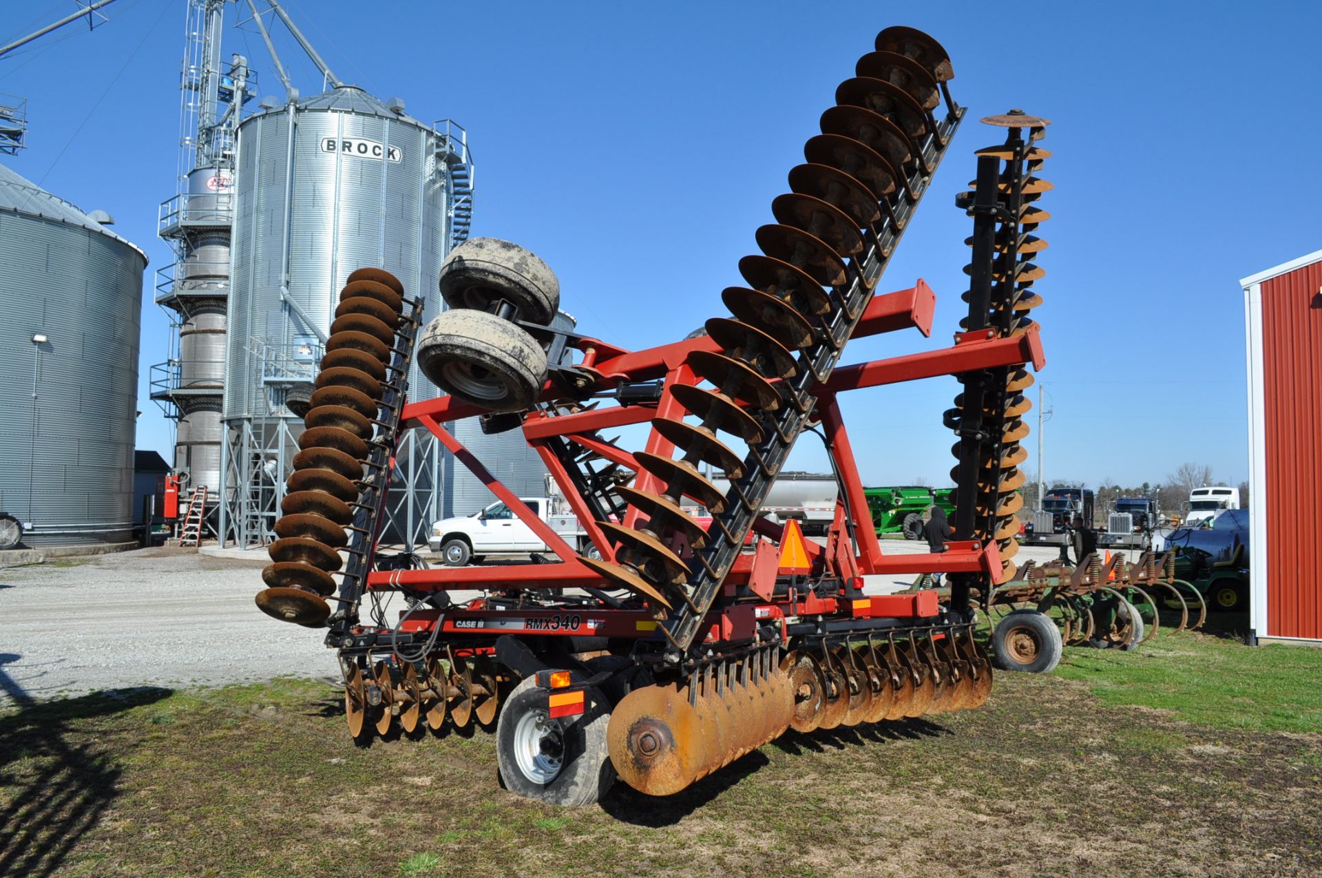 32’ Case IH RMX340 disc, 7.5” spacing, rock flex, hyd fold, hyd tilt - Image 2 of 7