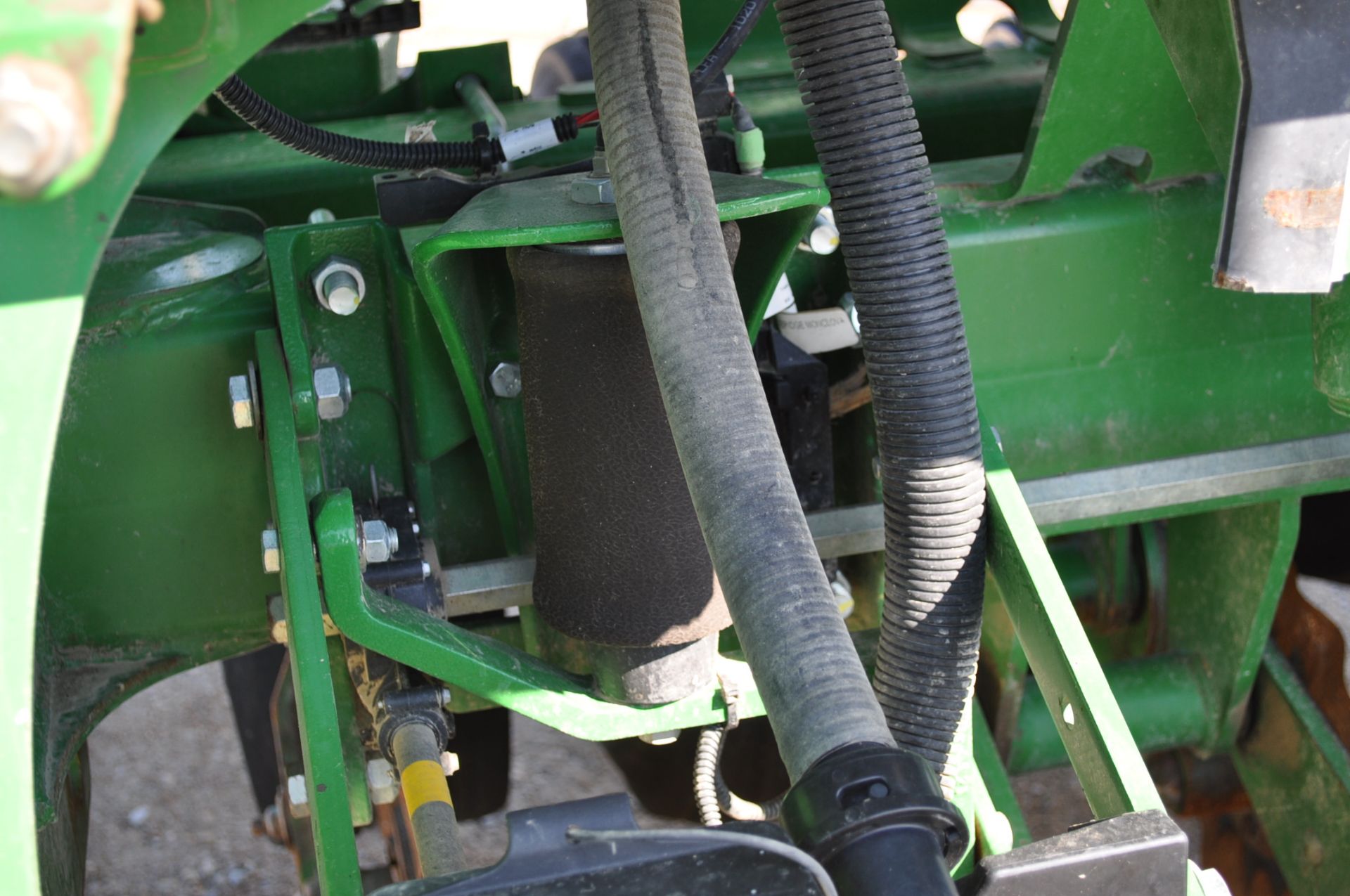 2014 John Deere 1790 planter, 16/32, no-till, CCS, pneumatic down pressure, 2 pt, marker - Image 8 of 11