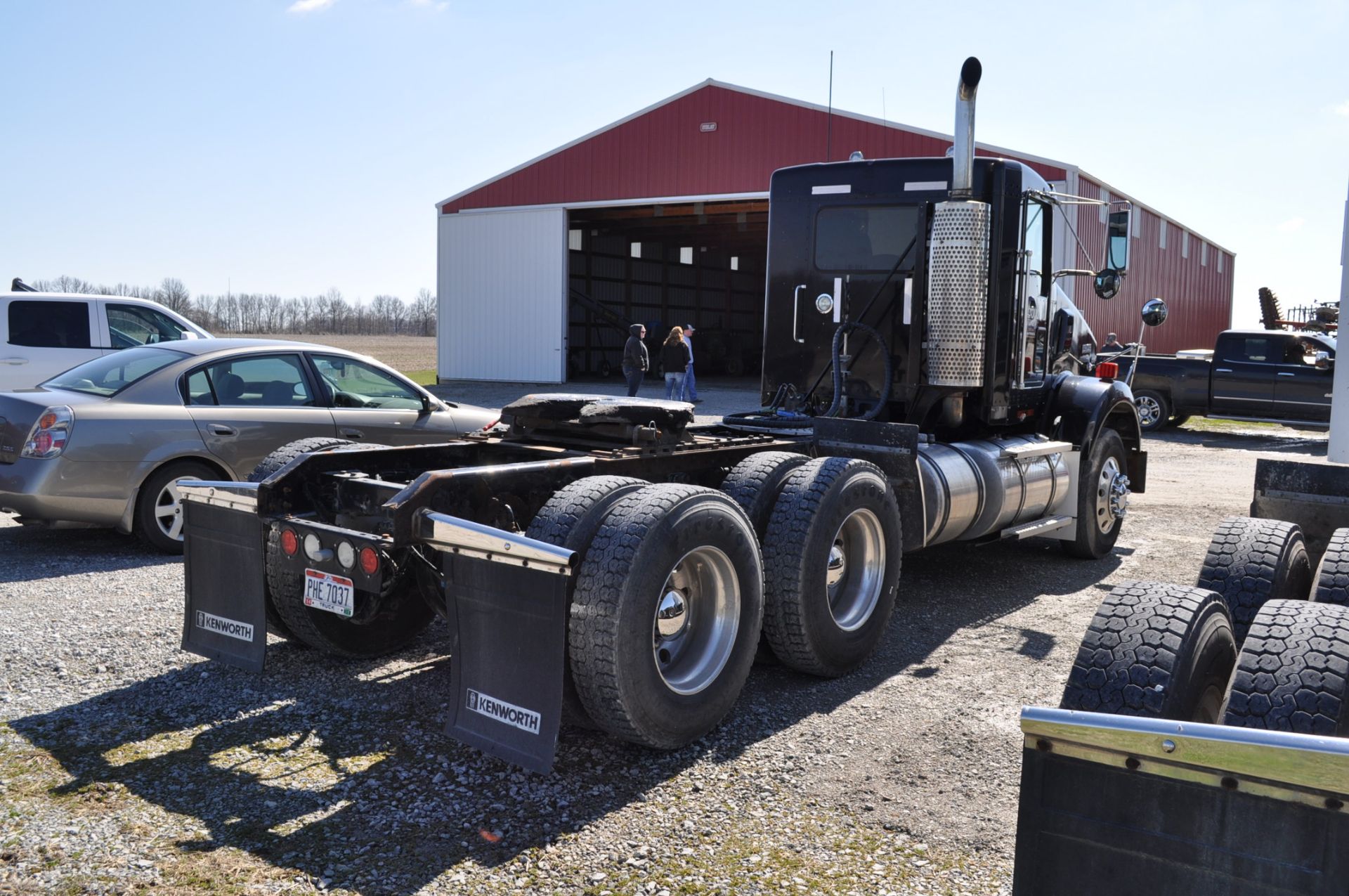 2007 Kenworth T800 semi truck, day cab, C13 CAT engine, NON DPF, 10-speed, 235 WB, PTO, wet line, - Image 3 of 12