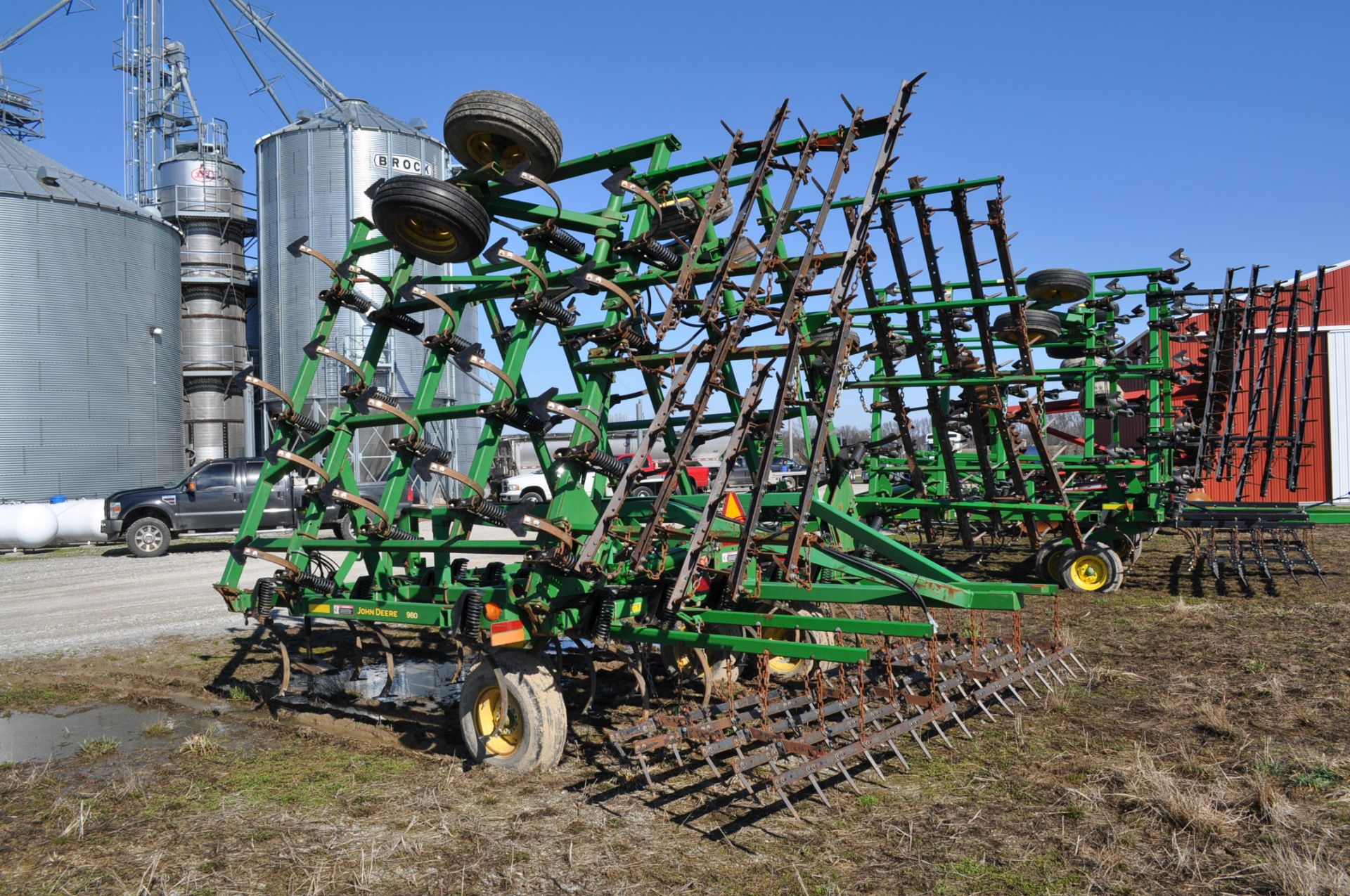 32’ John Deere 980 field cultivator, walking tandems, 5-bar spike tooth harrow, rear hitch w/ hyd - Image 2 of 5