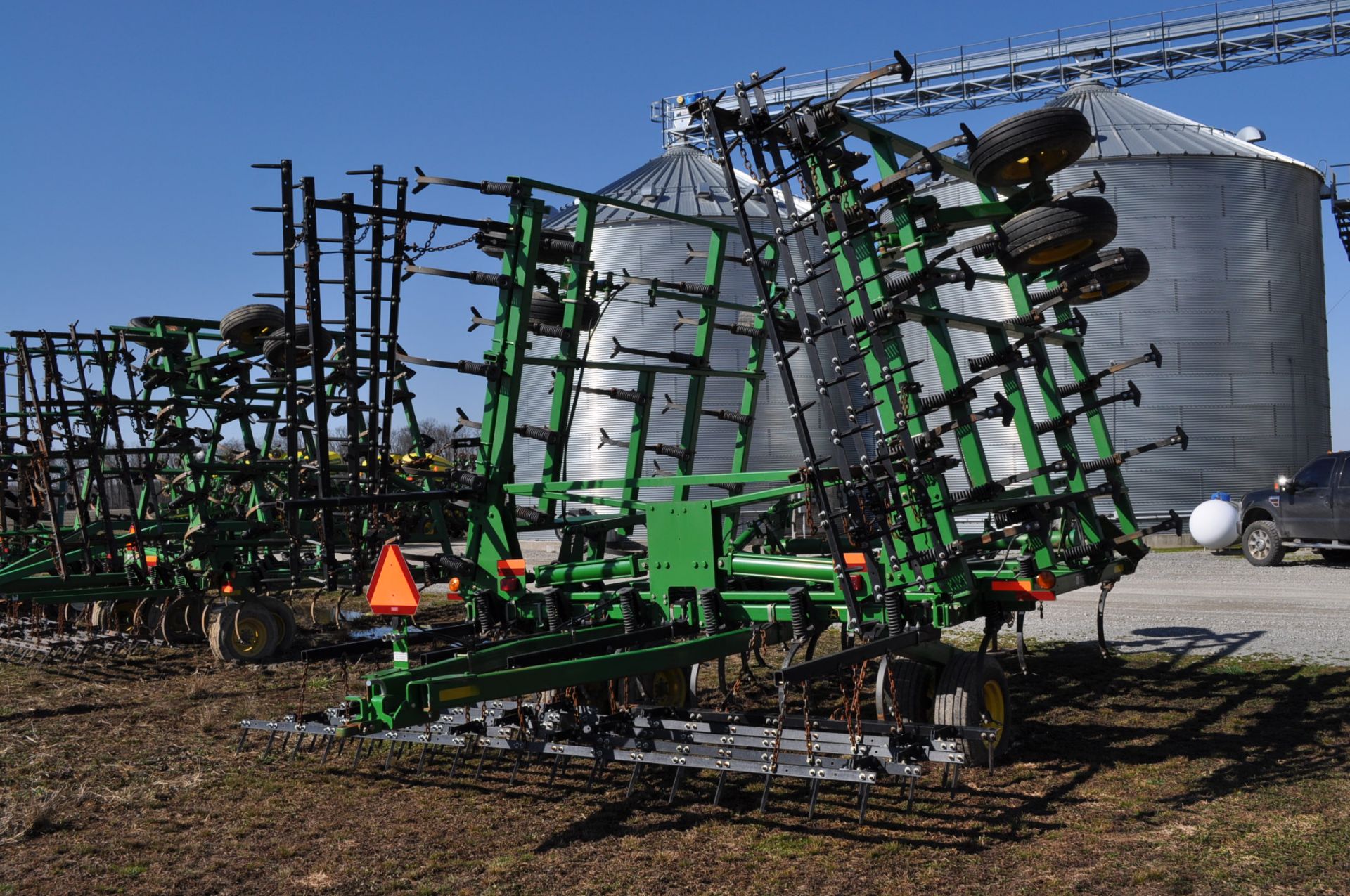 32’ John Deere 2210 field cultivator, hyd fold, walking tandem, 5 bar spike tooth harrow, rear hitch - Image 3 of 7