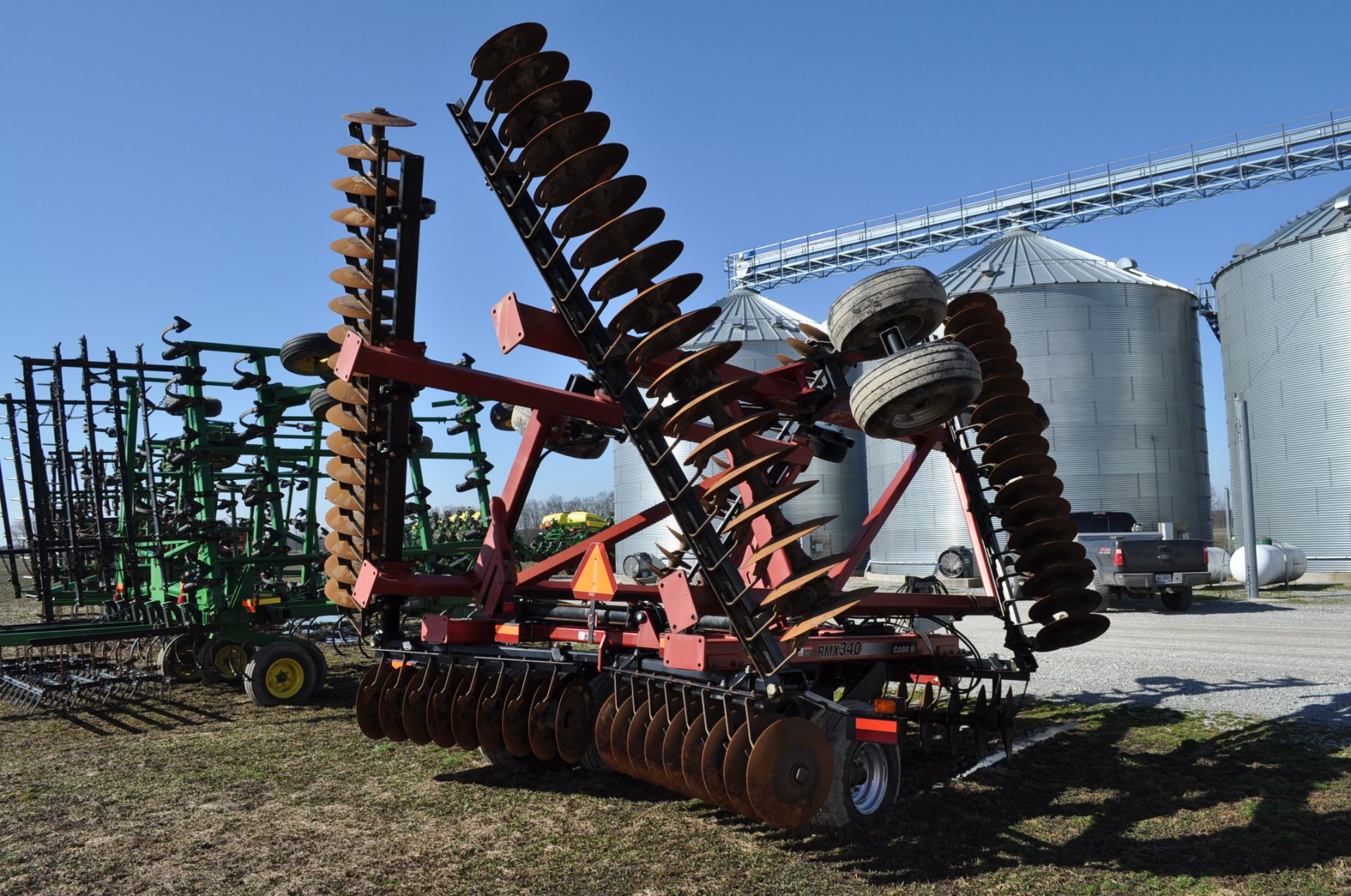 32’ Case IH RMX340 disc, 7.5” spacing, rock flex, hyd fold, hyd tilt - Image 3 of 7