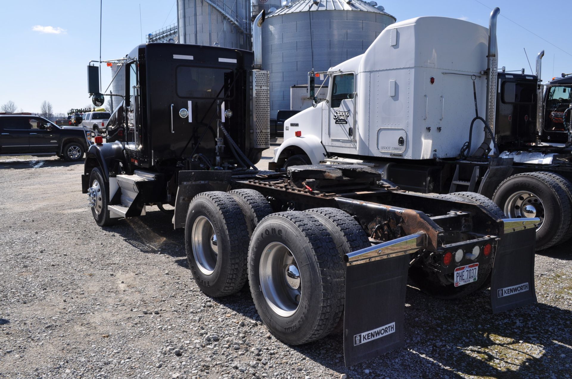 2007 Kenworth T800 semi truck, day cab, C13 CAT engine, NON DPF, 10-speed, 235 WB, PTO, wet line, - Image 2 of 12