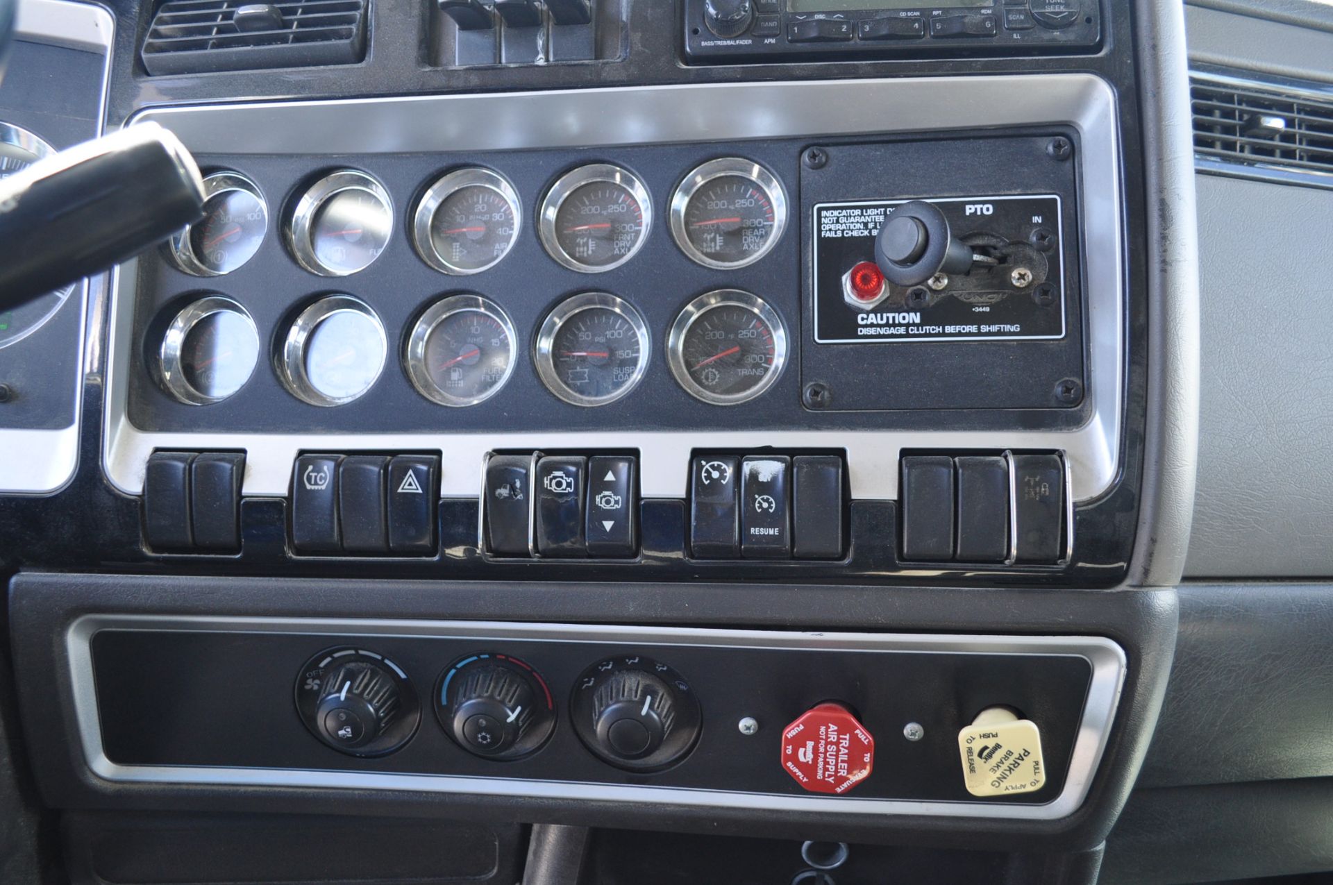 2007 Kenworth T800 semi truck, day cab, C13 CAT engine, NON DPF, 10-speed, 235 WB, PTO, wet line, - Image 8 of 12