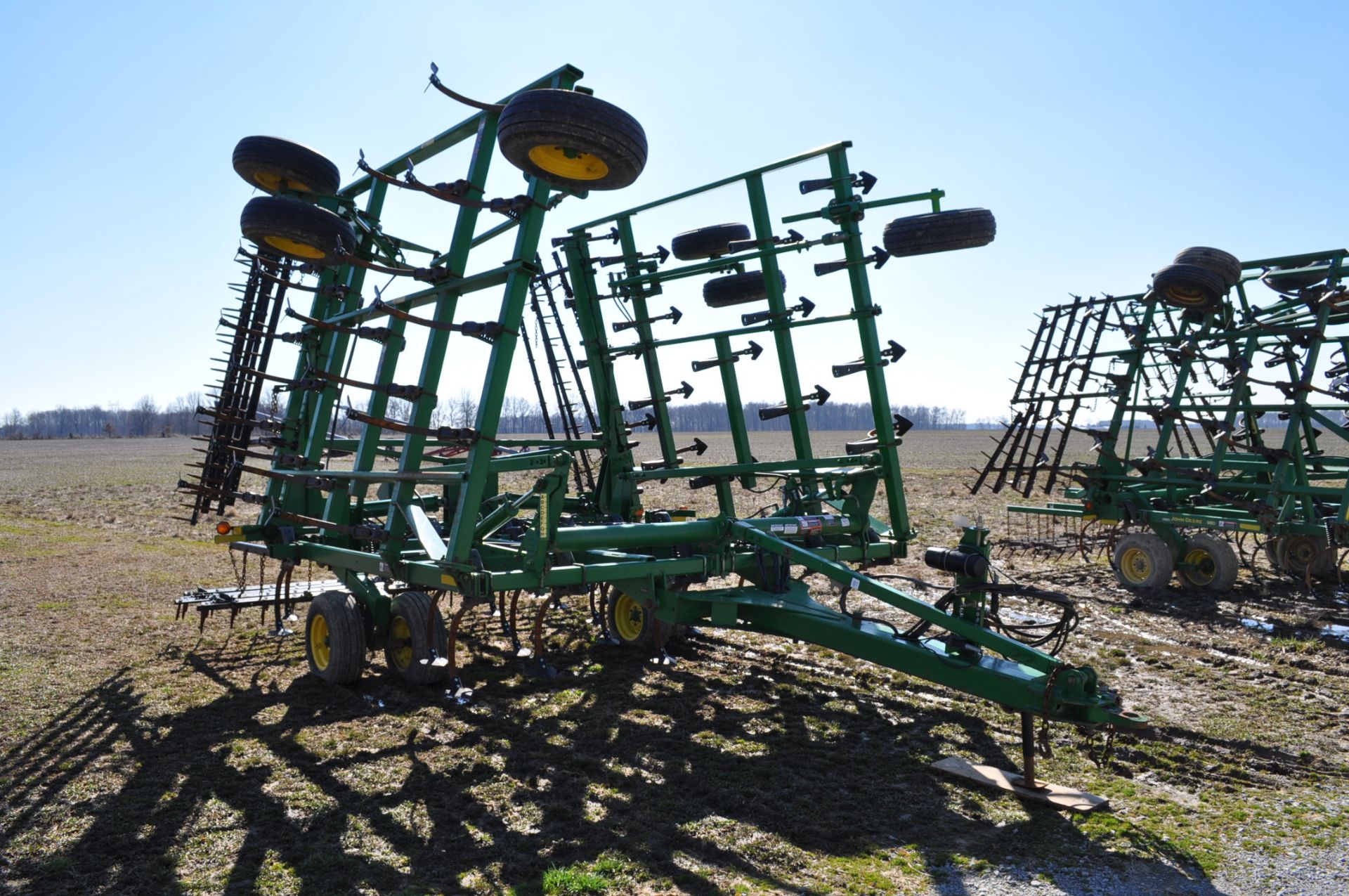 32’ John Deere 2210 field cultivator, hyd fold, walking tandem, 5 bar spike tooth harrow, rear hitch - Image 4 of 7