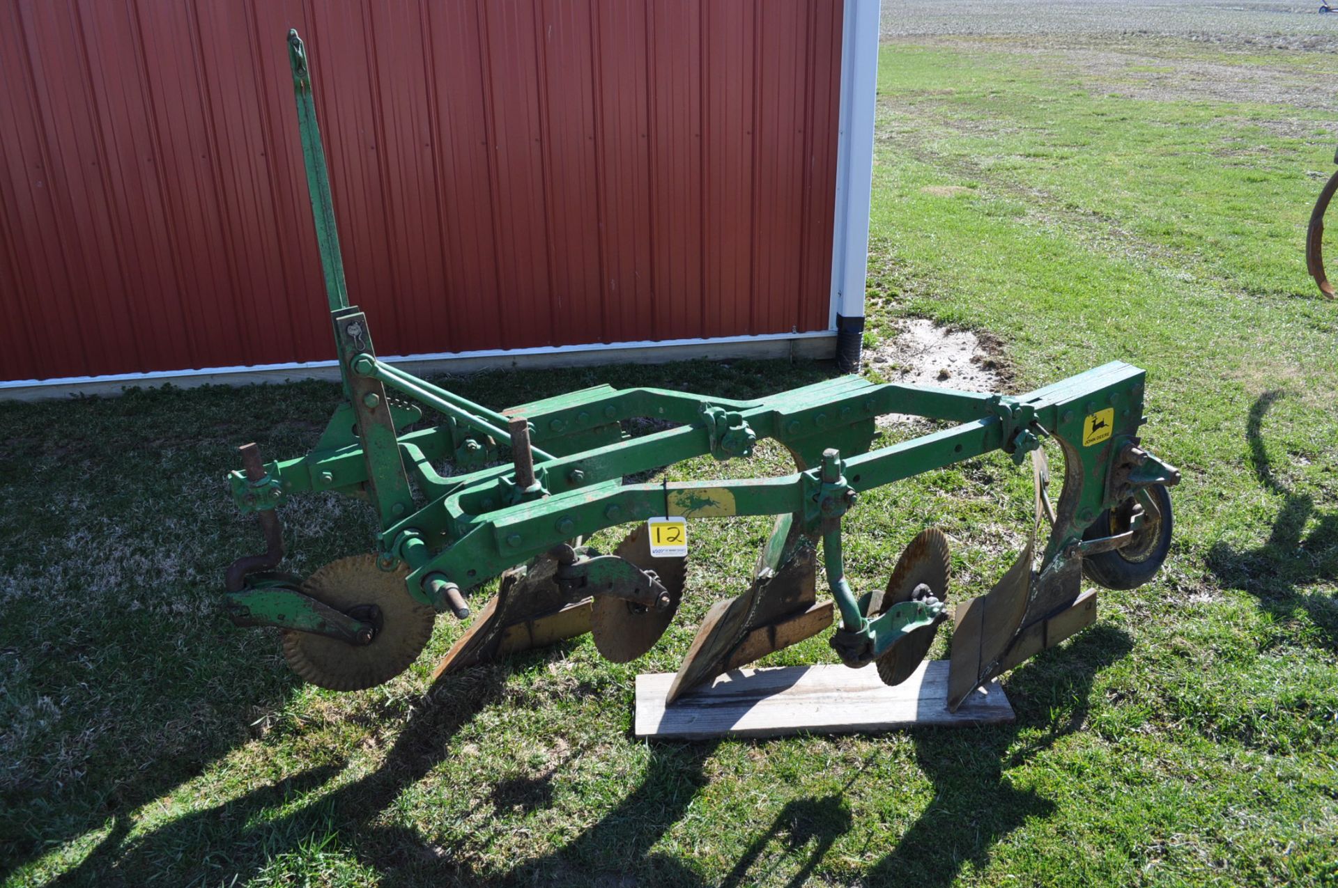 John Deere 810 A 3-btm moldboard plow