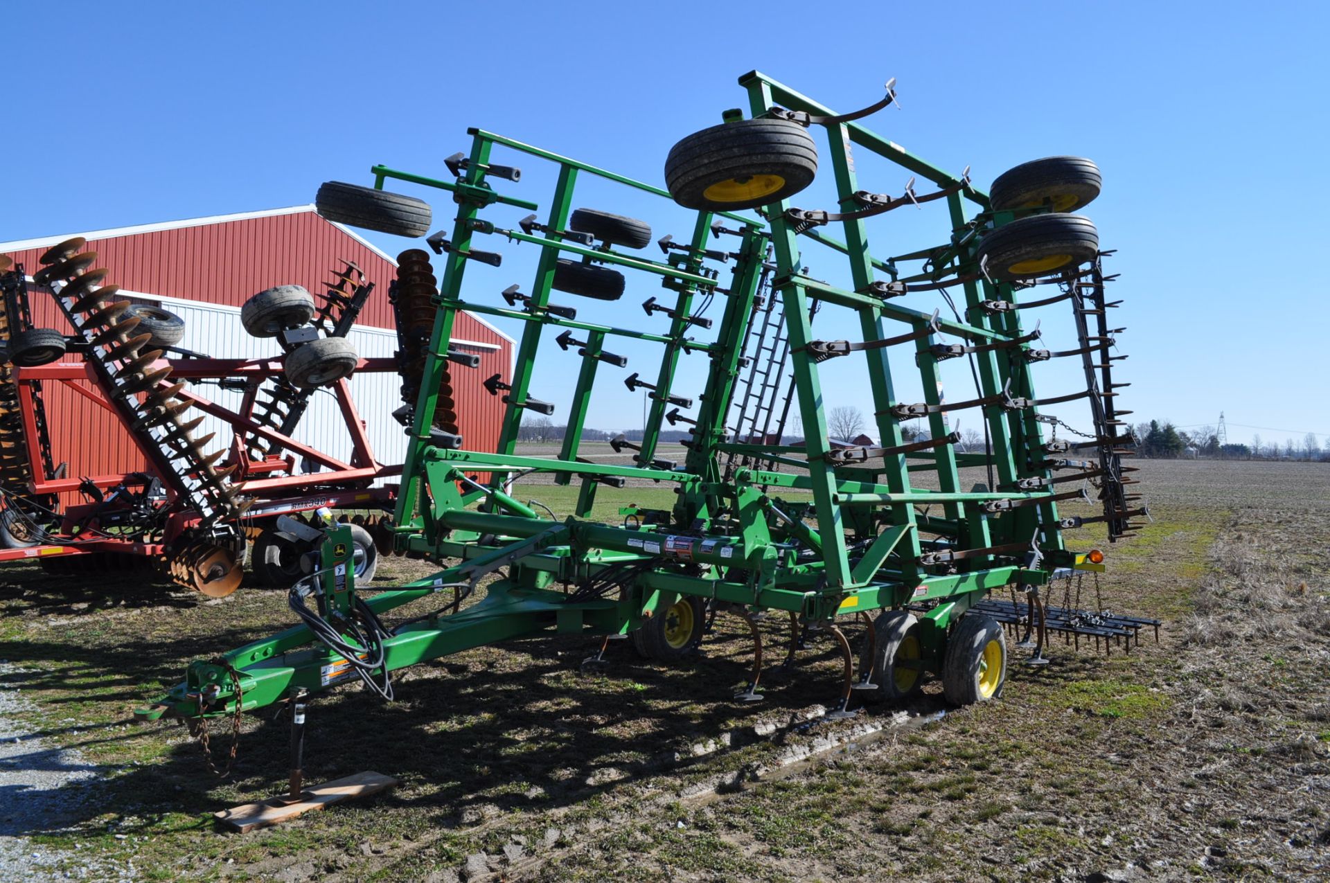 32’ John Deere 2210 field cultivator, hyd fold, walking tandem, 5 bar spike tooth harrow, rear hitch