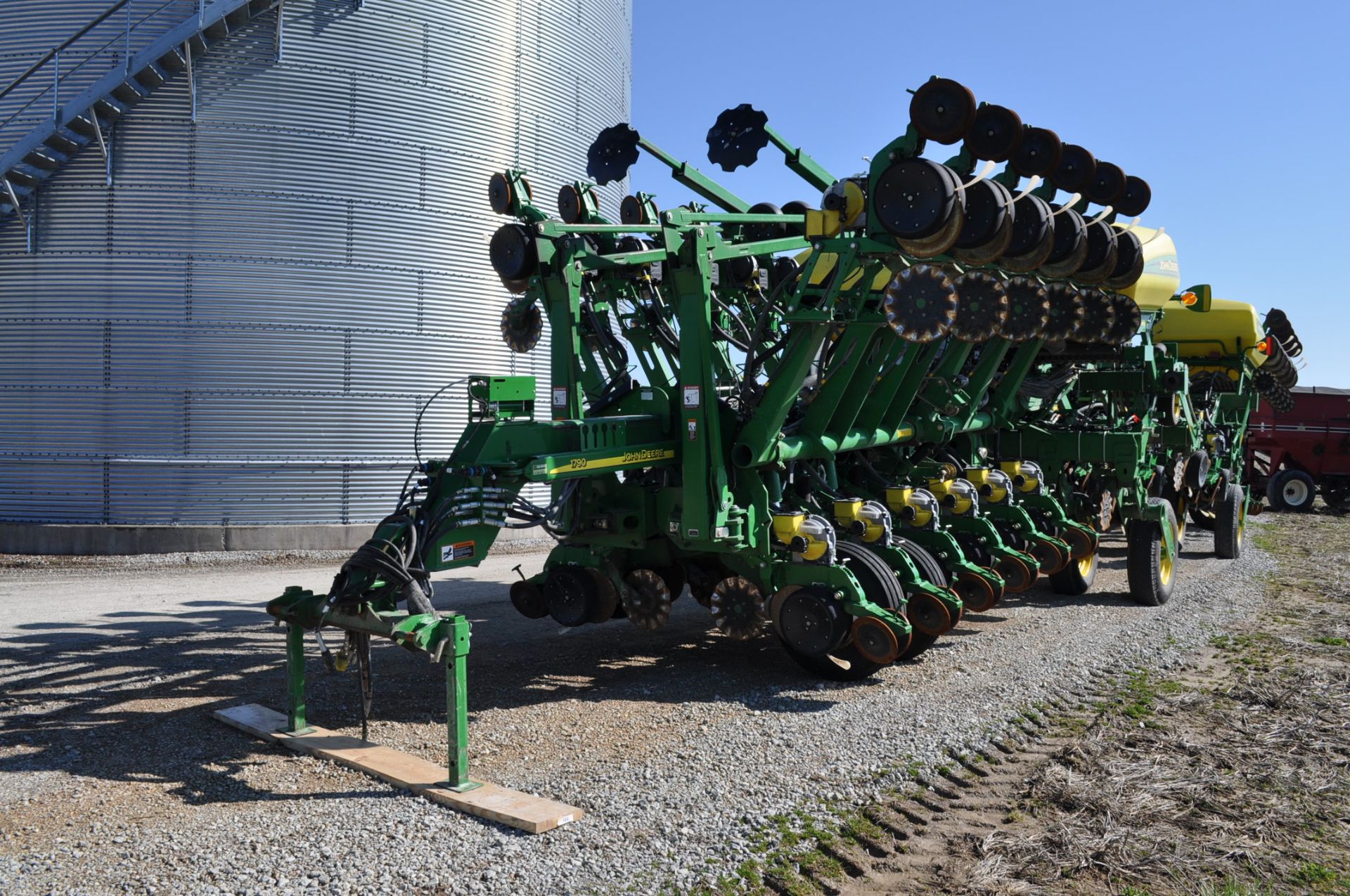 2014 John Deere 1790 planter, 16/32, no-till, CCS, pneumatic down pressure, 2 pt, marker - Image 2 of 11