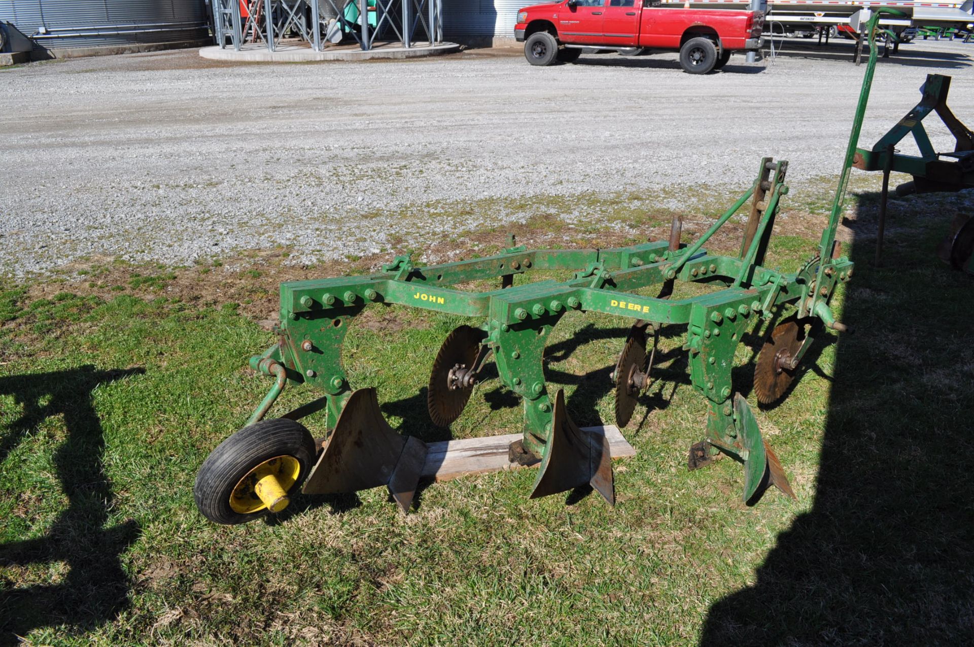 John Deere 810 A 3-btm moldboard plow - Image 2 of 3