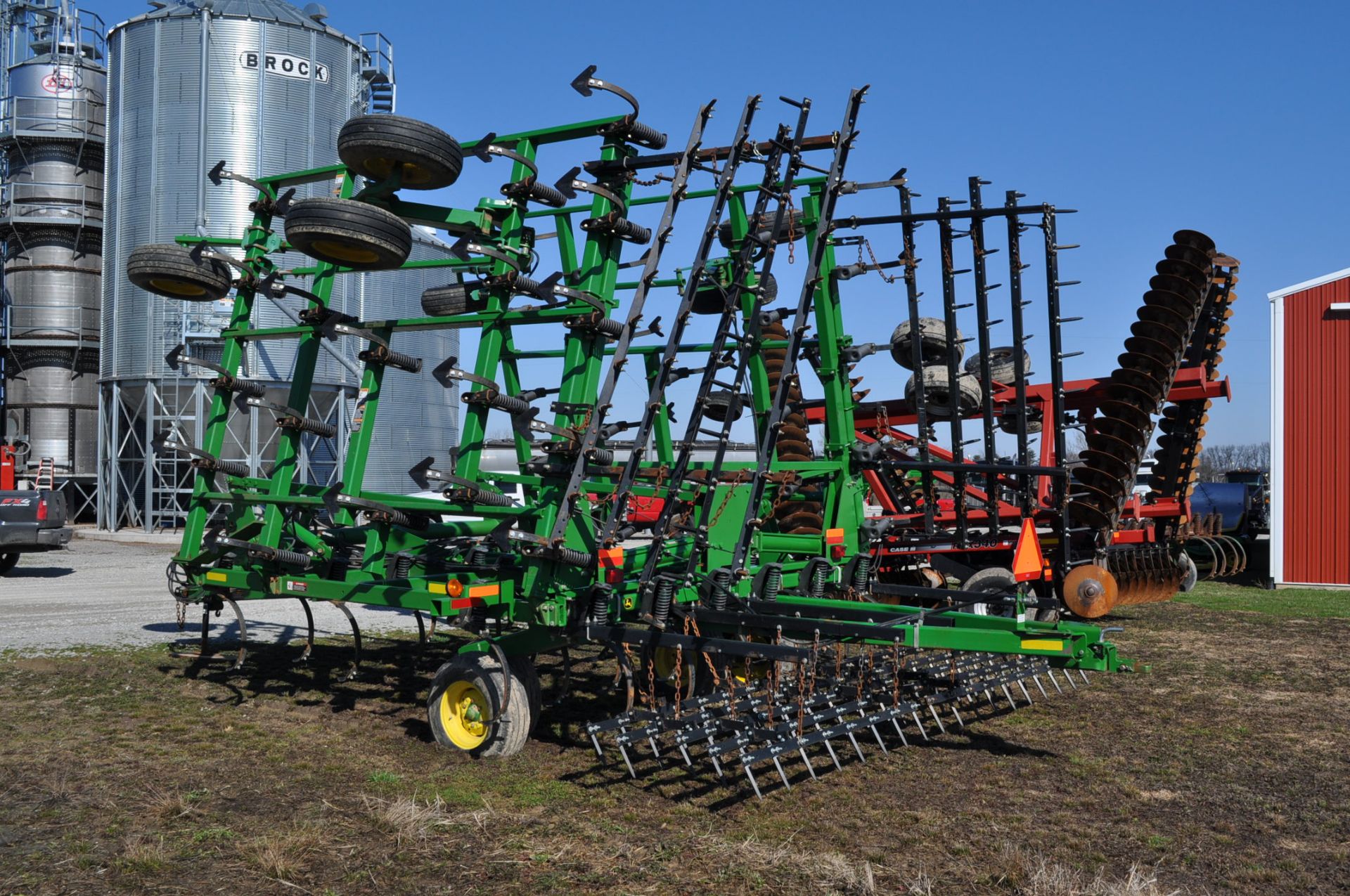 32’ John Deere 2210 field cultivator, hyd fold, walking tandem, 5 bar spike tooth harrow, rear hitch - Image 2 of 7