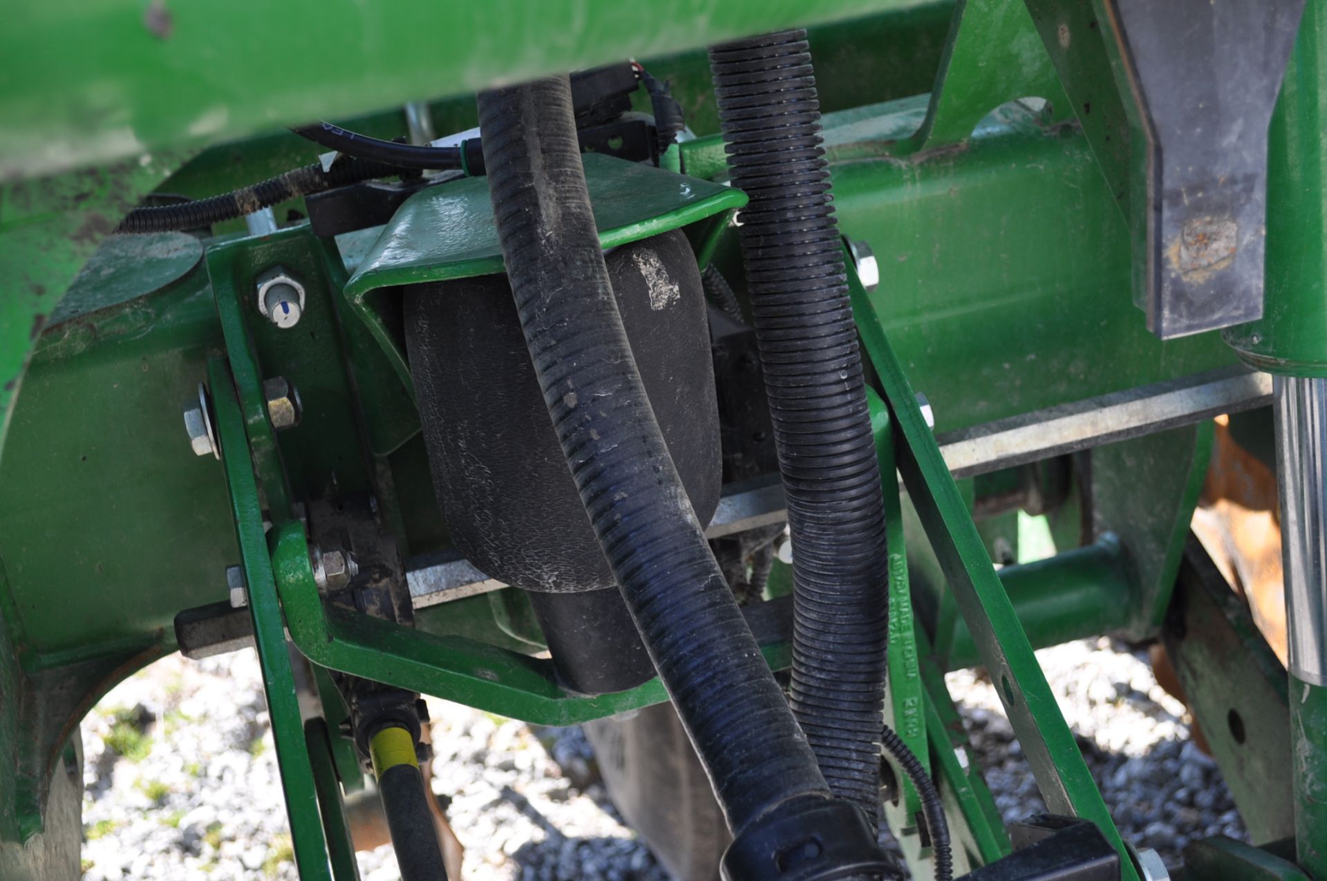 2013 John Deere 1790 planter, 16/32, no-till, CCS, pneumatic down pressure, 2 pt, marker - Image 8 of 12