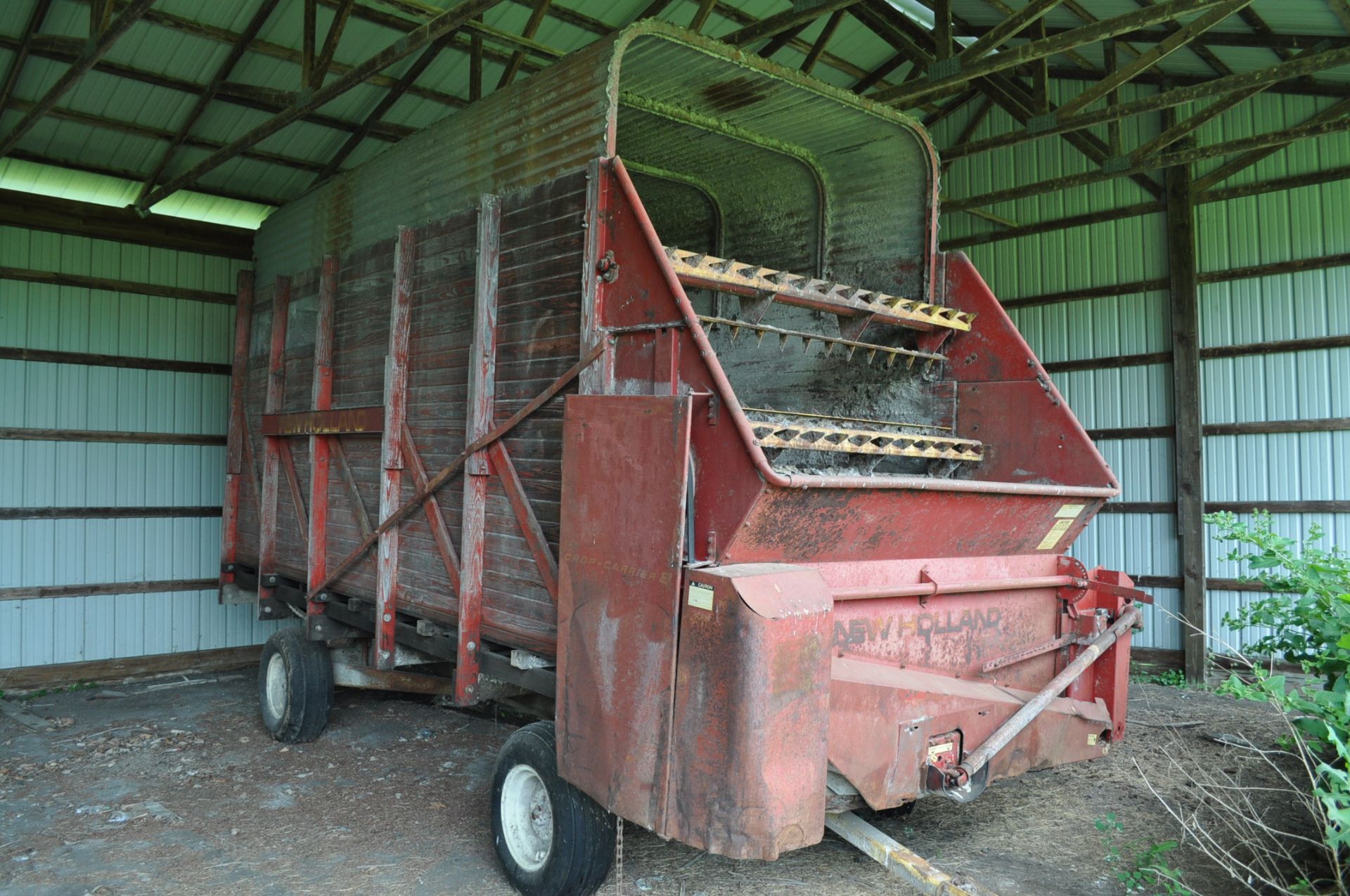 New Holland Crop Carrier #8 forage wagon, side discharge, 3 beater, roof, single axle, wood