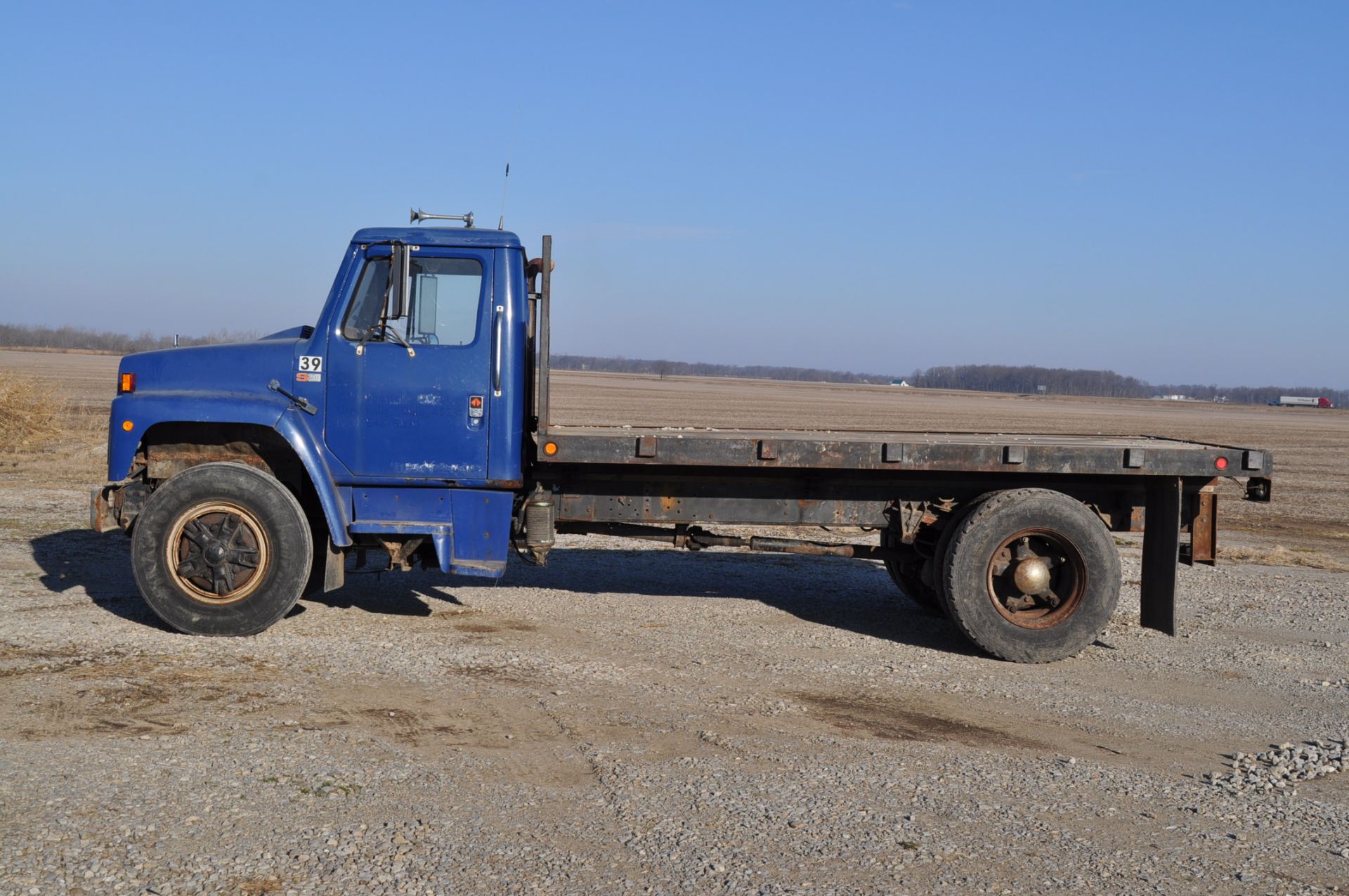 1988 International S1900 straight truck, single axle, DT 466, 5 speed, PTO, air brake, spring - Image 2 of 3