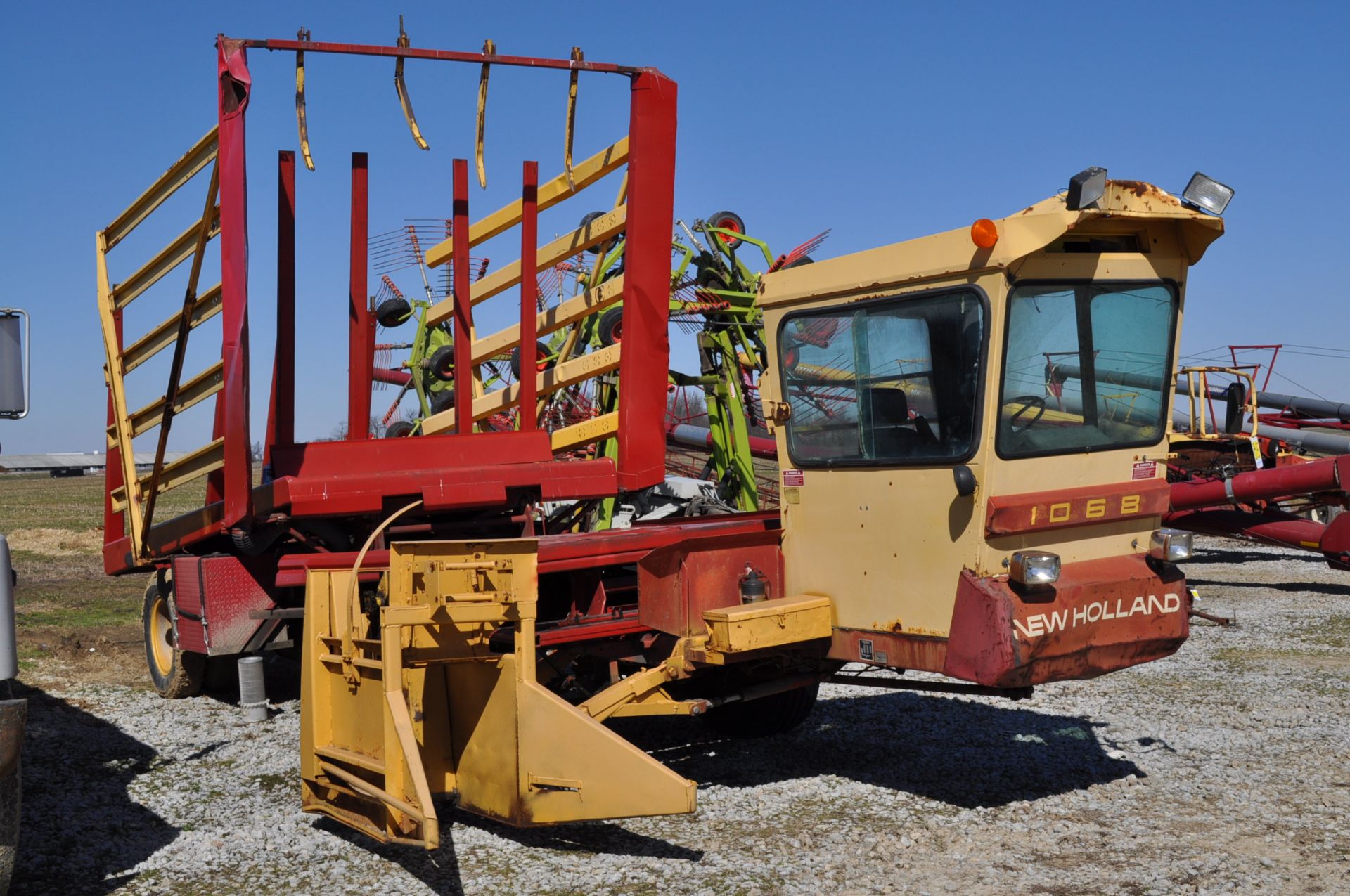 New Holland 1068 Hayliner stack wagon, diesel, 825-20 duals, 36x16.00-17.5 front, 9604 hrs, SN 1988