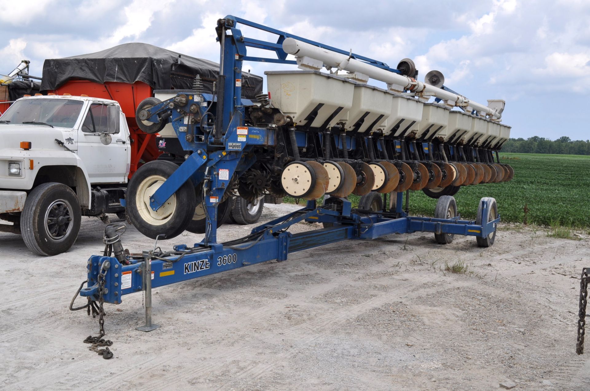 40’ Kinze 3600 16 row corn planter, dry fertilizer w/Kinze single disc openers, No-Till coulter with