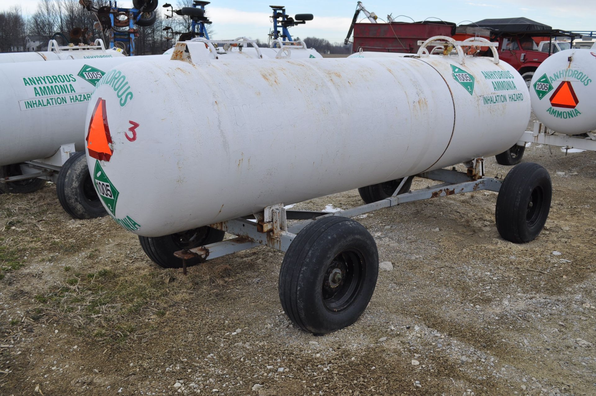 1000 gal NH3 tanks on running gear - Image 3 of 4