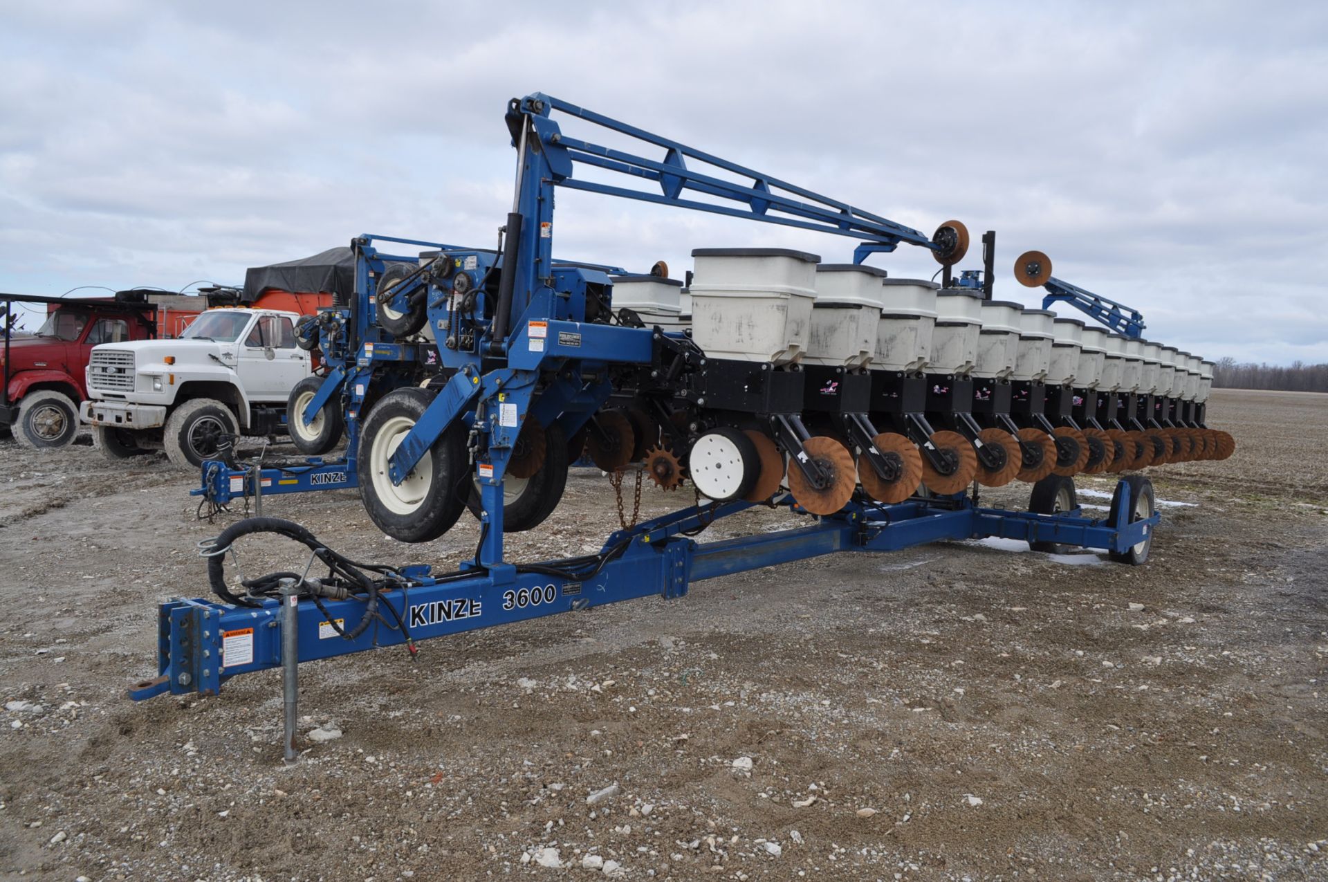 40’ Kinze 3600 16/31 row planter, No-till coulter, Martin spike closing wheels and drag chains, - Image 2 of 13