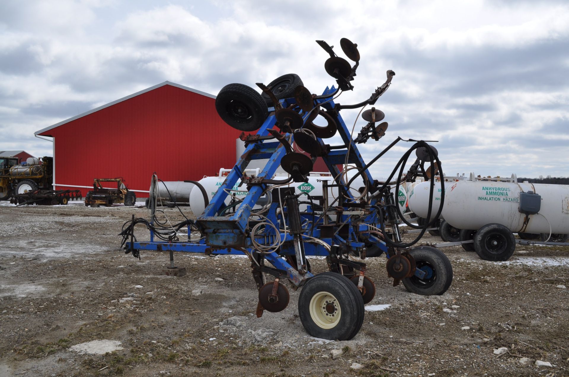 11 shank pull type NH3 applicator, disc sealers, wing gauge wheels, hyd fold, hyd raise - Image 3 of 14