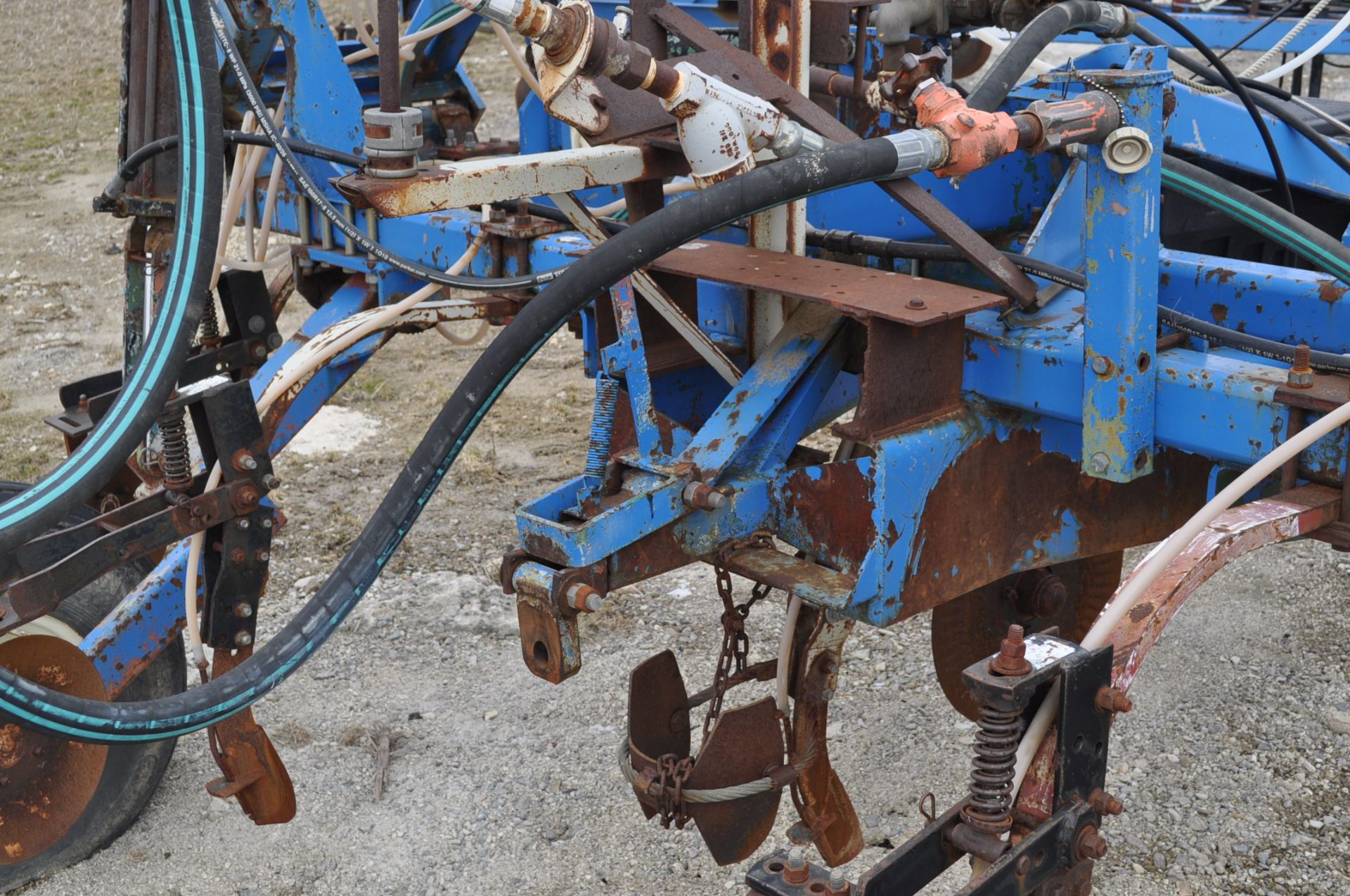 11 shank pull type NH3 applicator, disc sealers, wing gauge wheels, hyd fold, hyd raise - Image 10 of 14