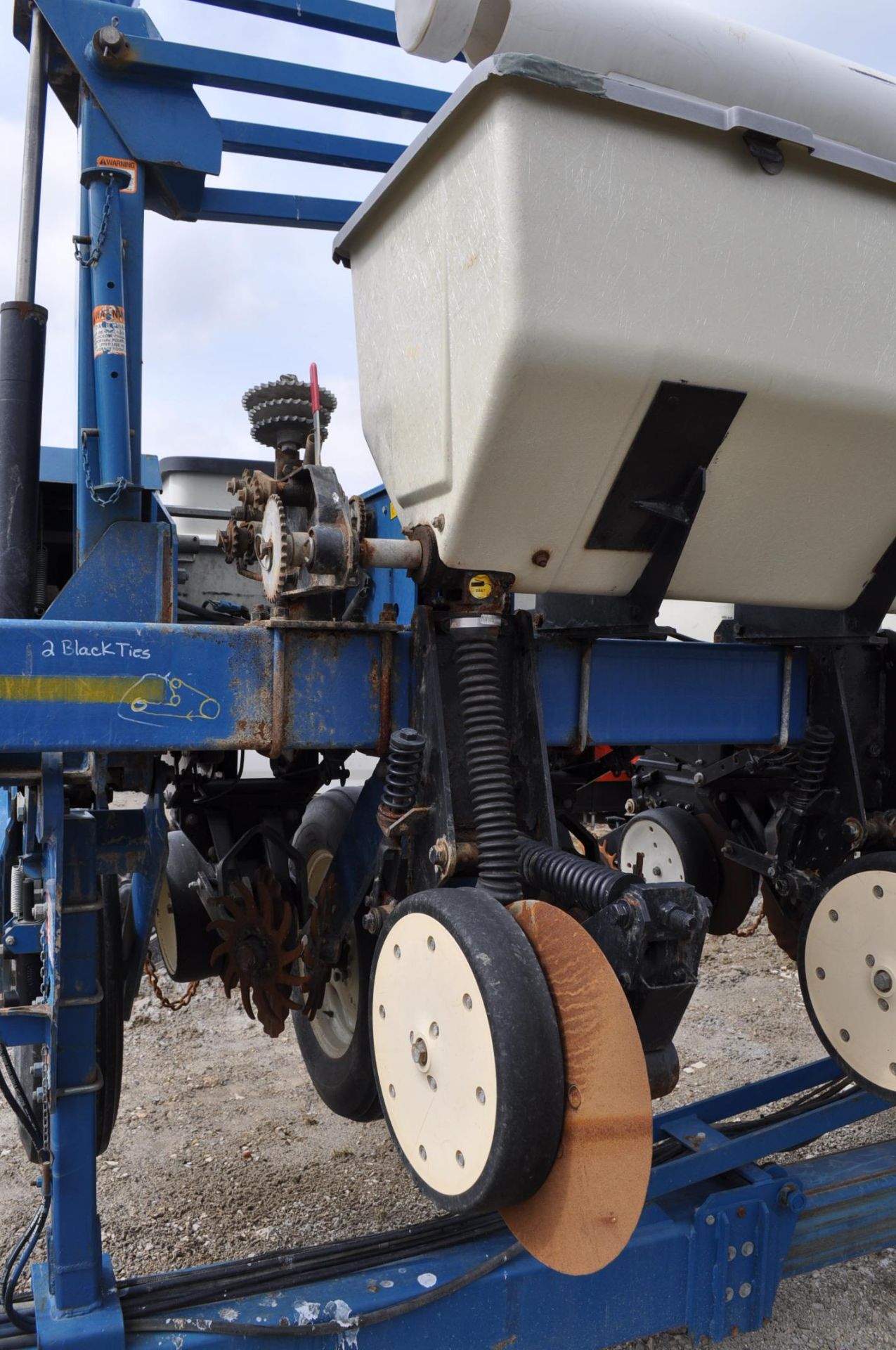 40’ Kinze 3600 16 row corn planter, dry fertilizer w/Kinze single disc openers, No-Till coulter with - Image 9 of 15
