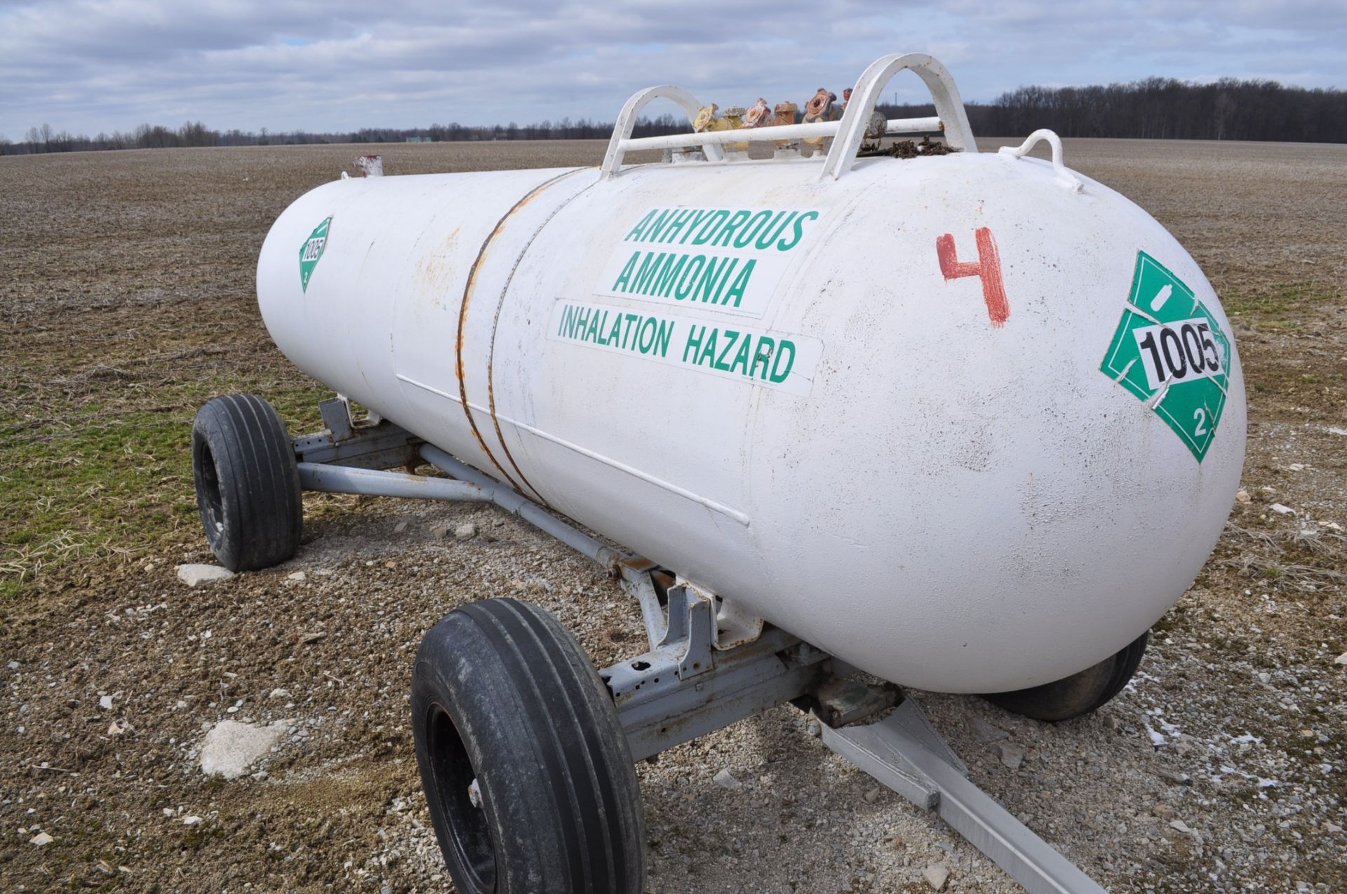 1000 gal NH3 tanks on running gear - Image 2 of 5