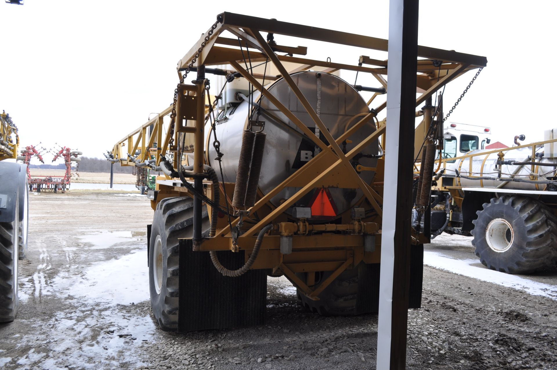 Big A 2500 3 wheel sprayer, 5765 hrs, 555 Cummins diesel, 1600 gal SS tank, 80’ boom, 66x43.00-25 - Image 3 of 19