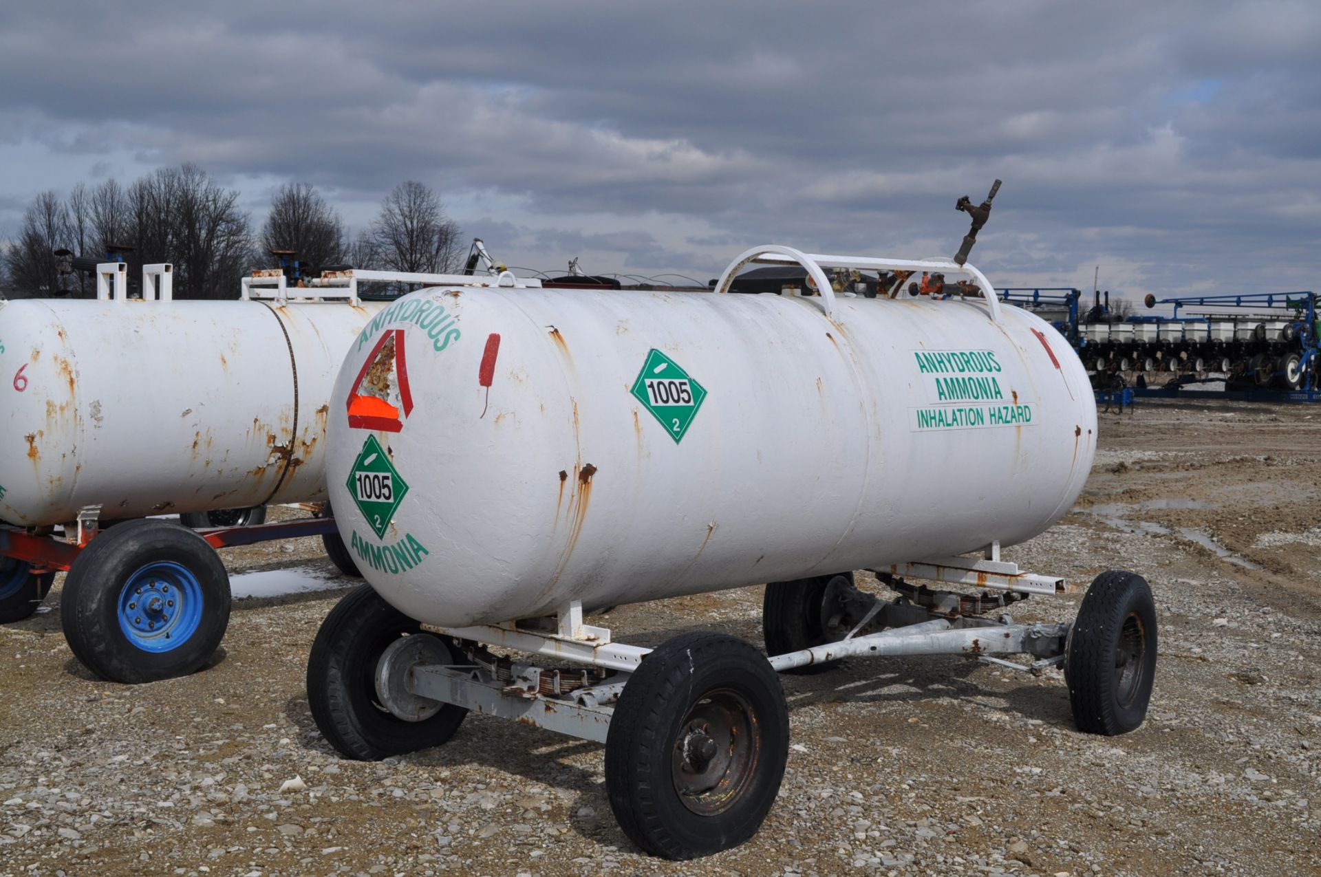 1000 gal NH3 tanks on running gear - Image 3 of 4