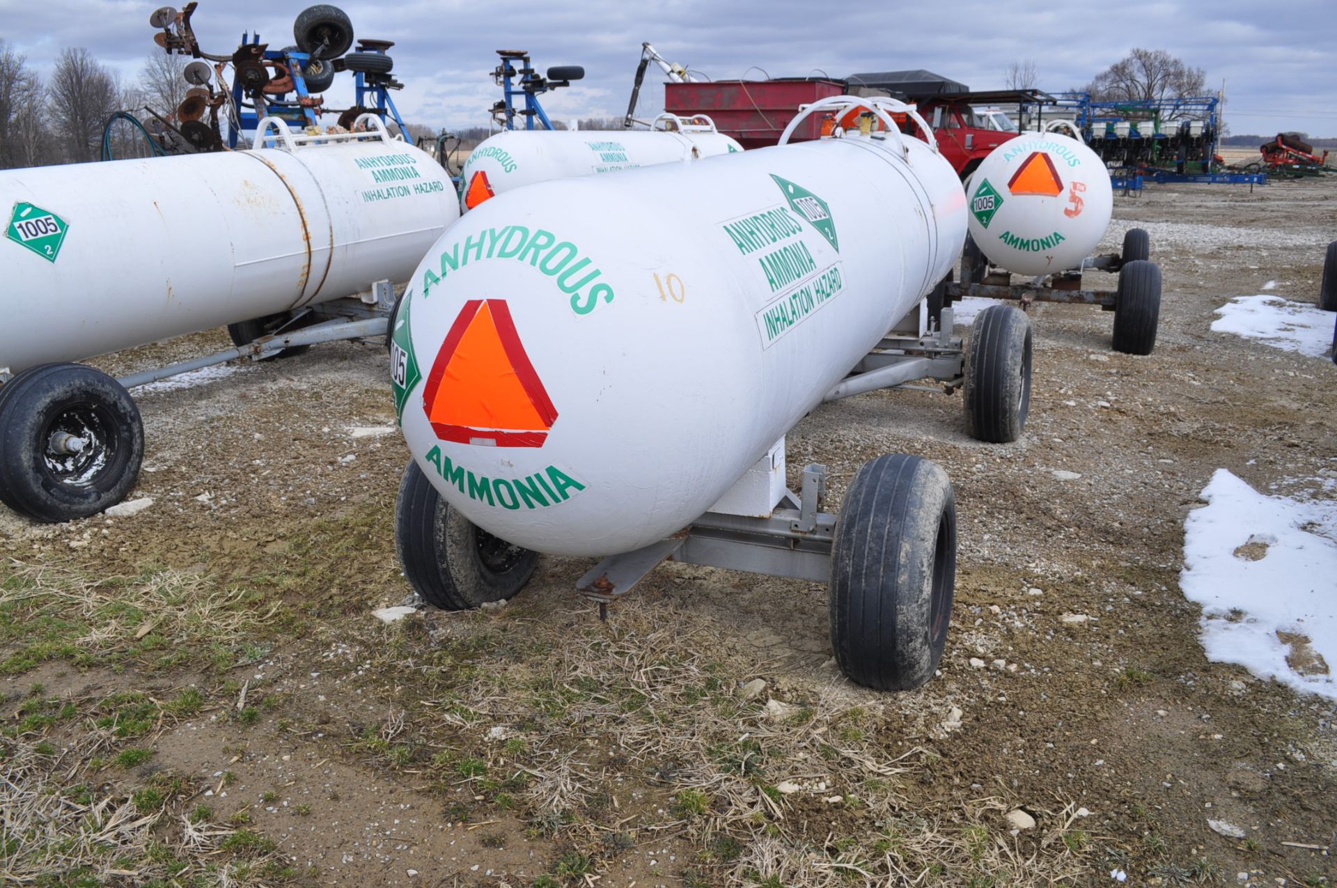 1000 gal NH3 tanks on running gear - Image 3 of 4