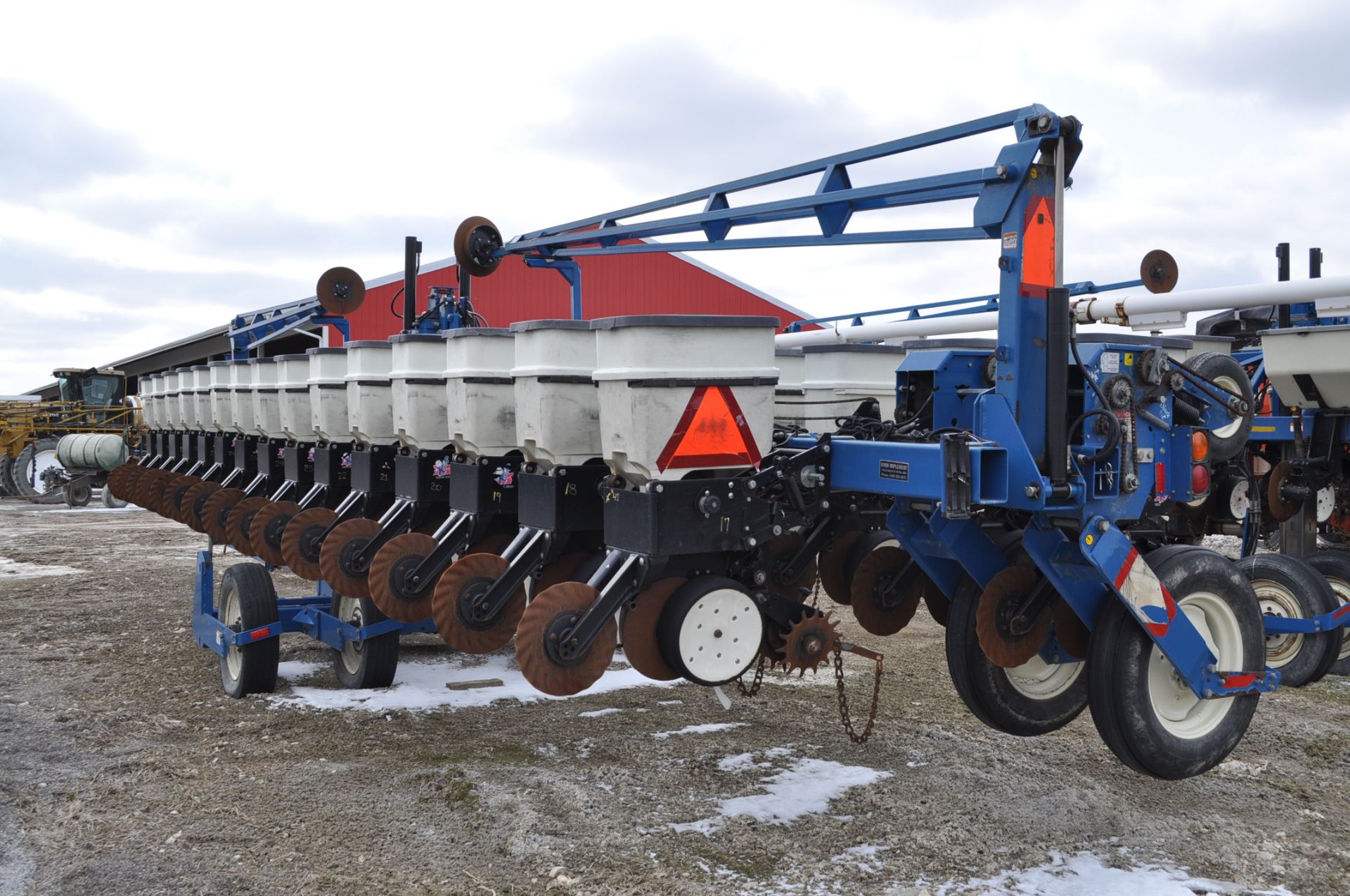 40’ Kinze 3600 16/31 row planter, No-till coulter, Martin spike closing wheels and drag chains, - Image 3 of 13