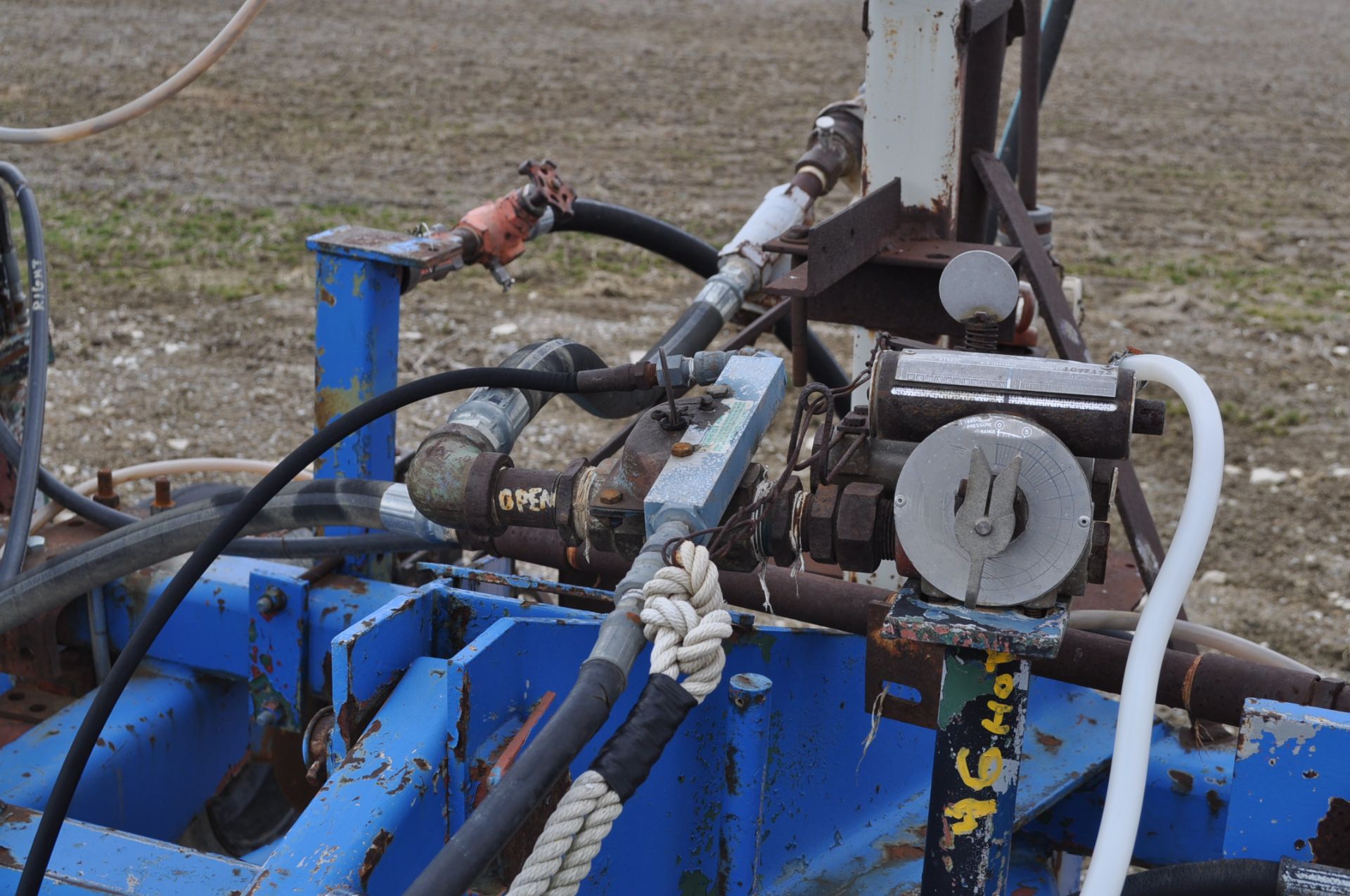 11 shank pull type NH3 applicator, disc sealers, wing gauge wheels, hyd fold, hyd raise - Image 6 of 14