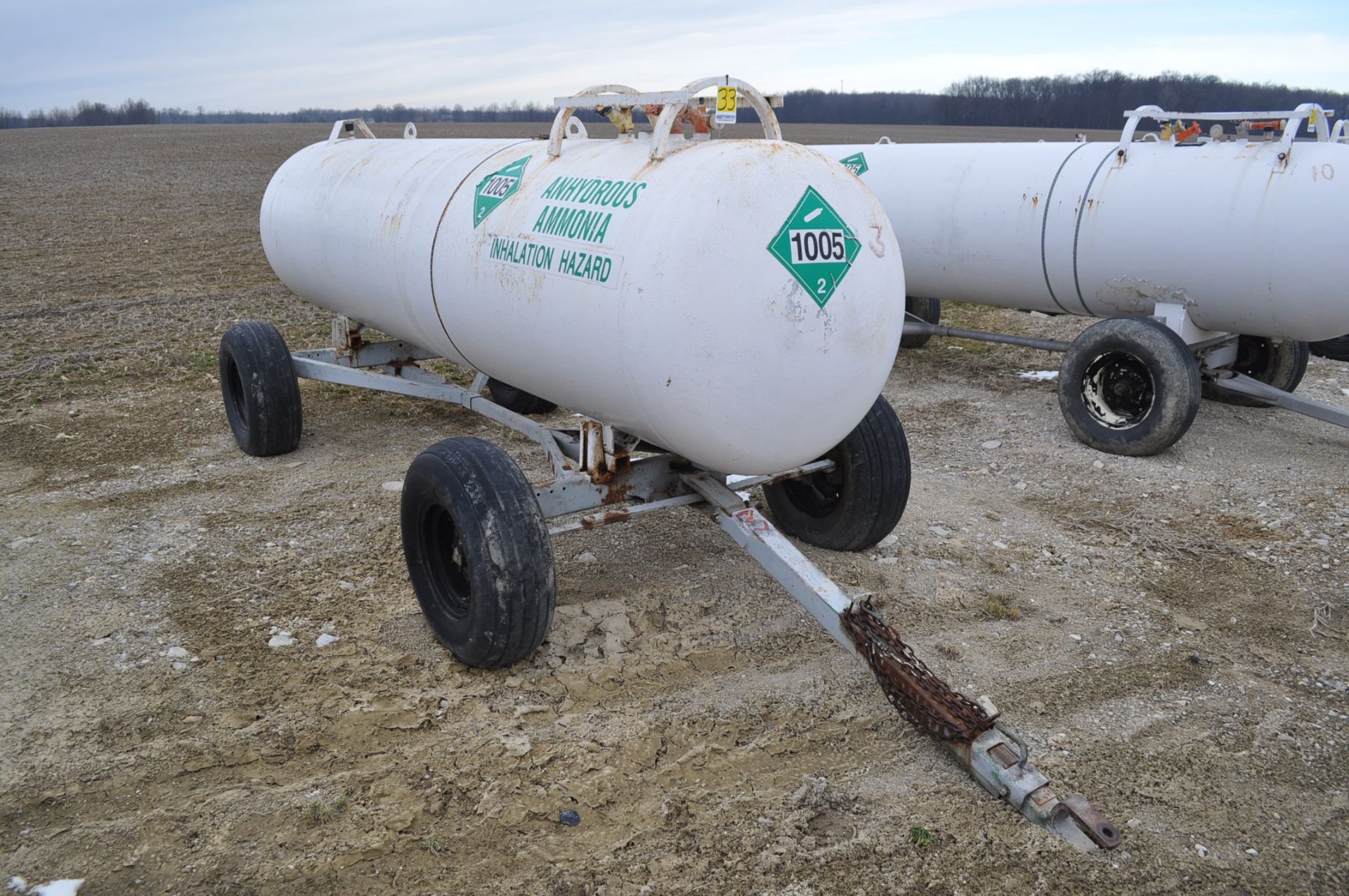 1000 gal NH3 tanks on running gear - Image 4 of 4