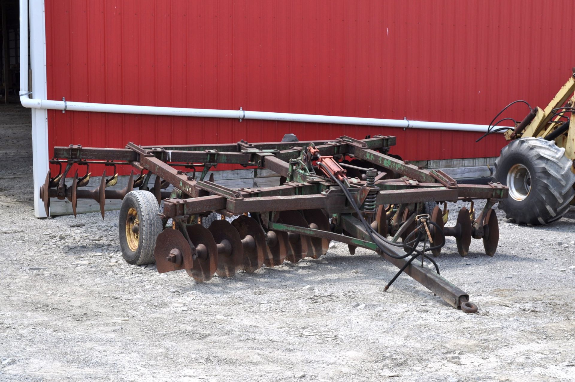 15’ John Deere disc, notched blades, hyd raise