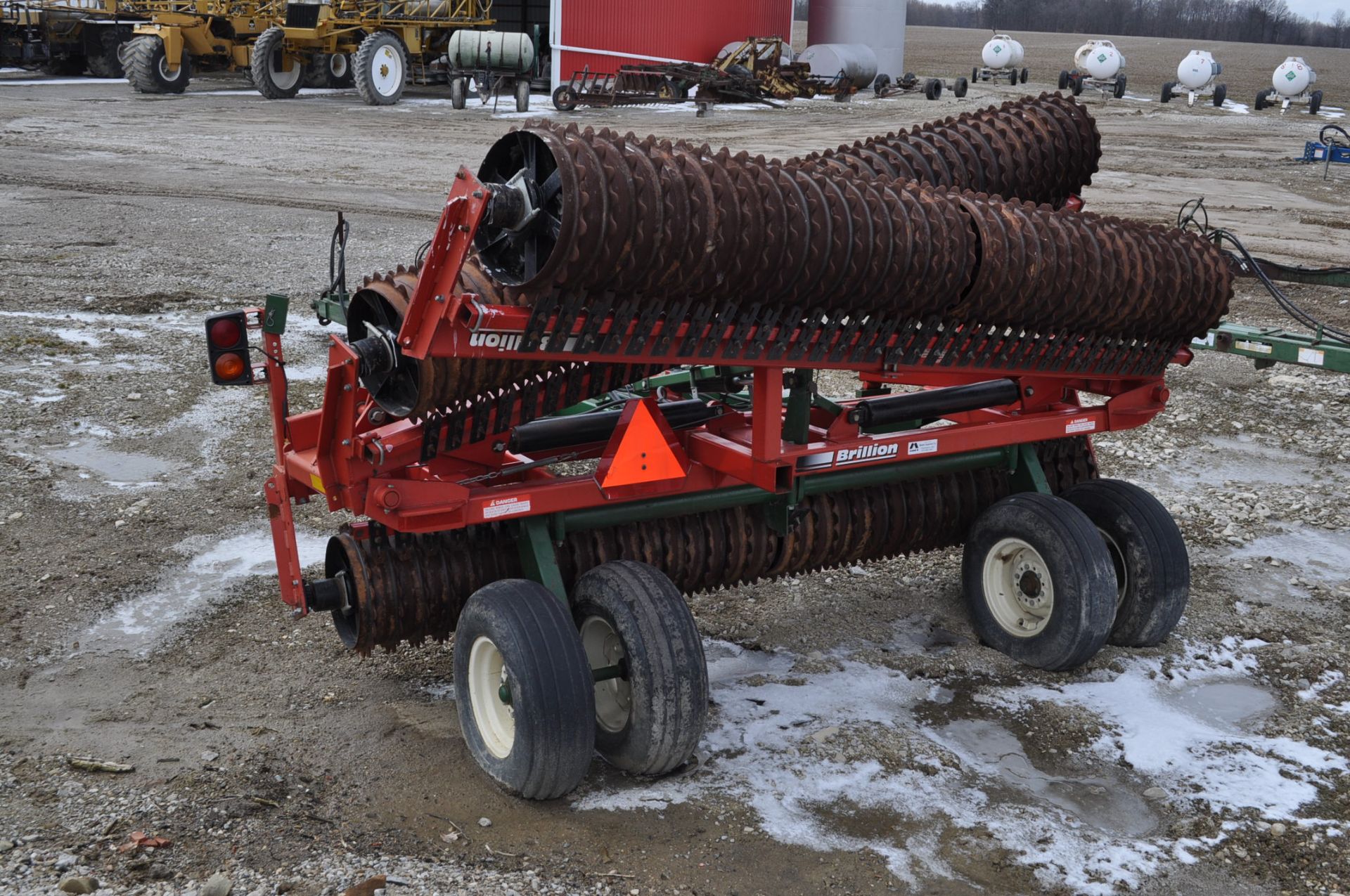 36’ Brillion XL packer, X-fold, notched solid wheels, hyd fold, hyd raise - Image 4 of 11