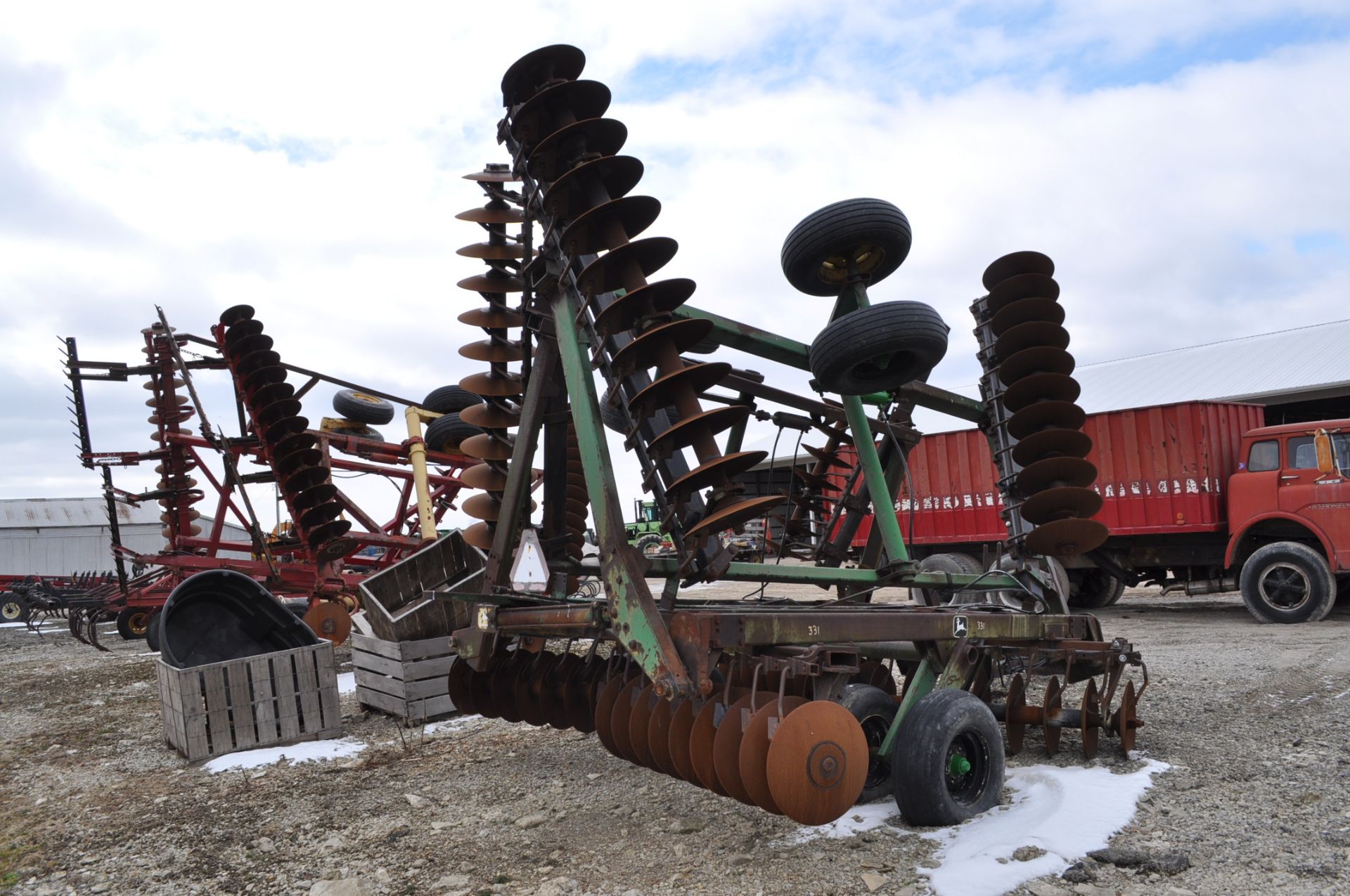 30’ John Deere 330 disc, 9” spacing, hyd fold, rear hitch - Image 4 of 12