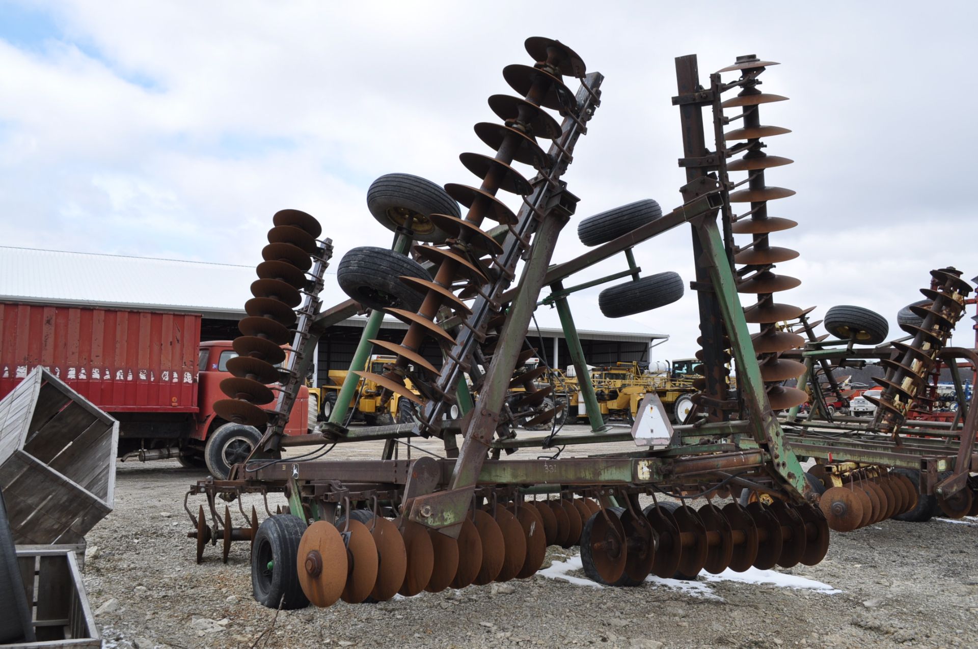 30’ John Deere 330 disc, 9” spacing, hyd fold, rear hitch - Image 3 of 12