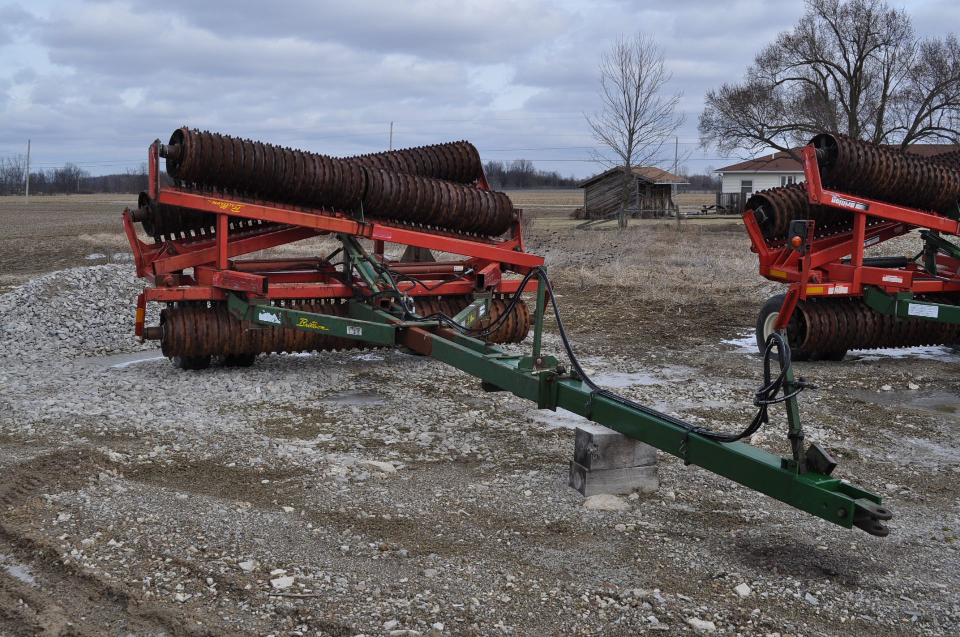 36’ Brillion XL packer, X-fold, notched solid wheels, hyd fold, hyd raise - Image 4 of 10