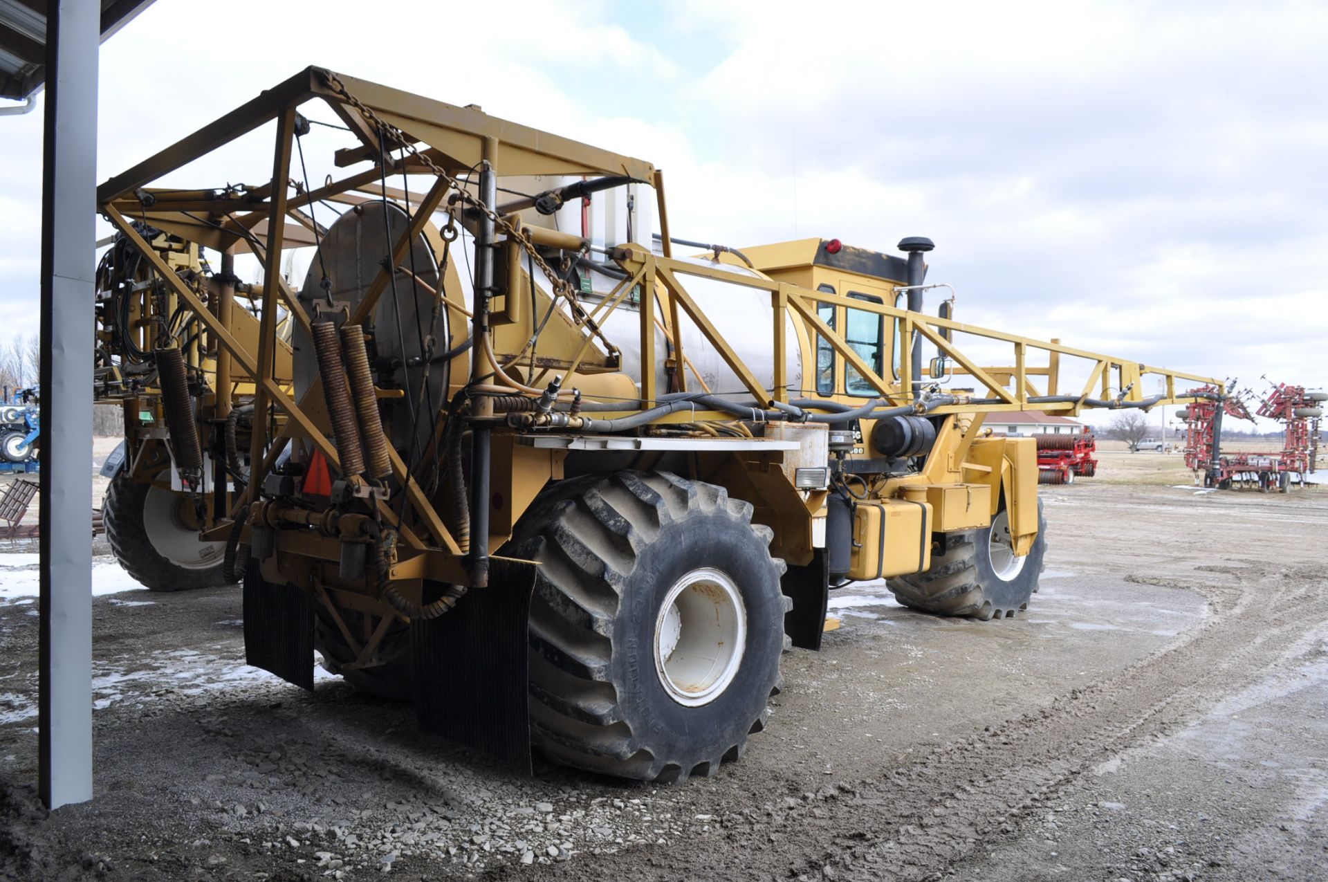 Big A 2500 3 wheel sprayer, 5765 hrs, 555 Cummins diesel, 1600 gal SS tank, 80’ boom, 66x43.00-25 - Image 4 of 19