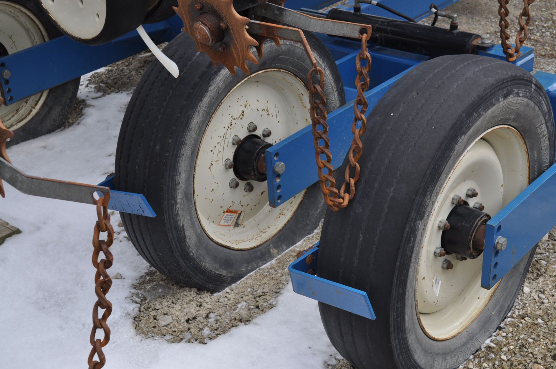 40’ Kinze 3600 16/31 row planter, No-till coulter, Martin spike closing wheels and drag chains, - Image 9 of 13