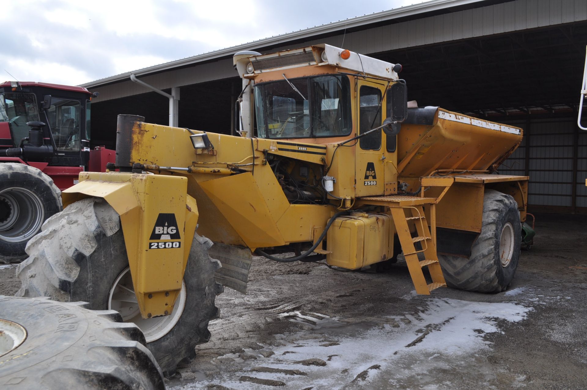 Big A 2500 3 wheel spreader, Ford Industrial V-8 gas, belt, 5938 hrs, 66x43.00-25 tires - Image 2 of 17