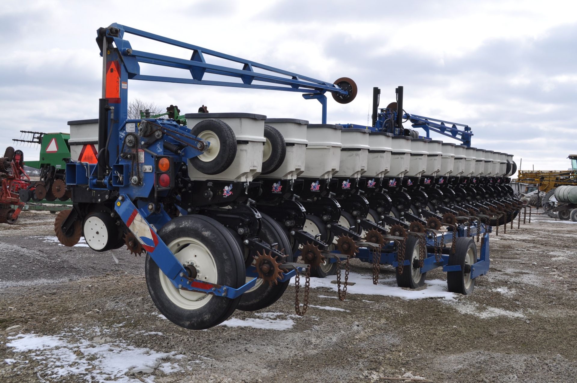 40’ Kinze 3600 16/31 row planter, No-till coulter, Martin spike closing wheels and drag chains, - Image 4 of 13