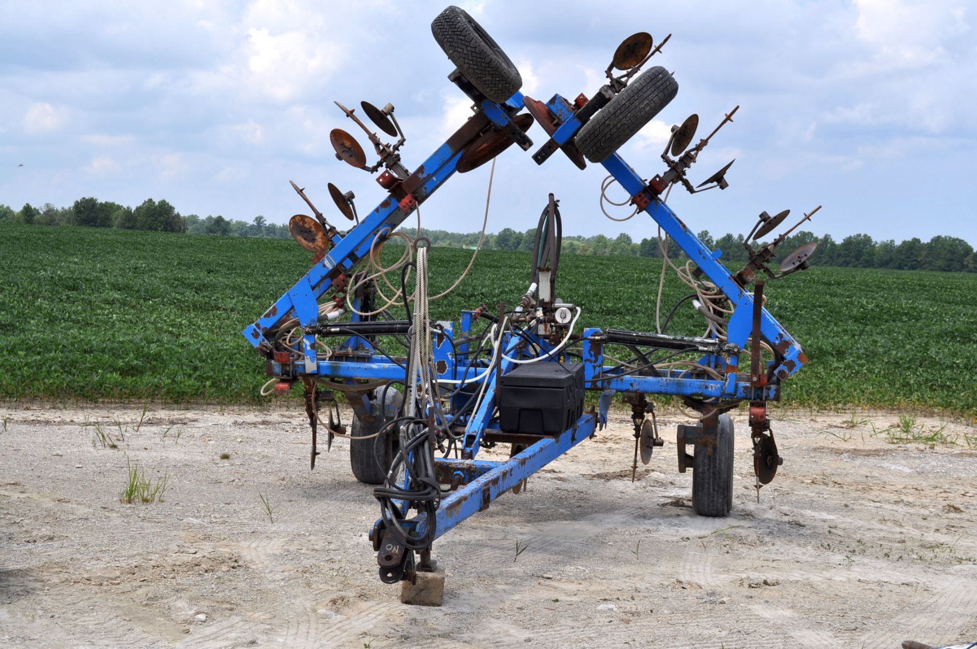 11 shank pull type NH3 applicator, disc sealers, wing gauge wheels, hyd fold, hyd raise