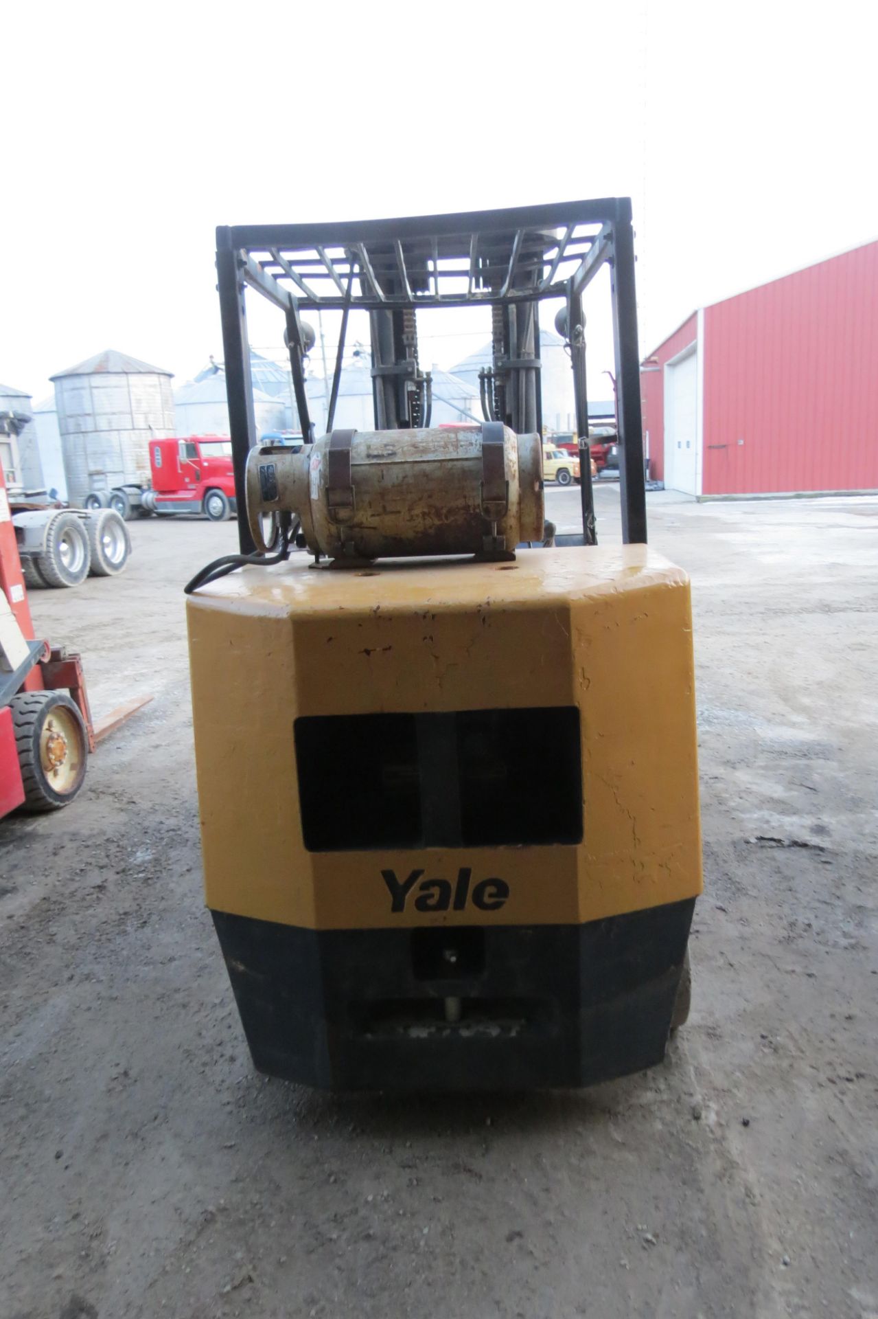 Yale forklift, 4500 lb cap, 3 stage mast, solid tires, LP, 7’ forks, sells with LP tank - Image 6 of 12