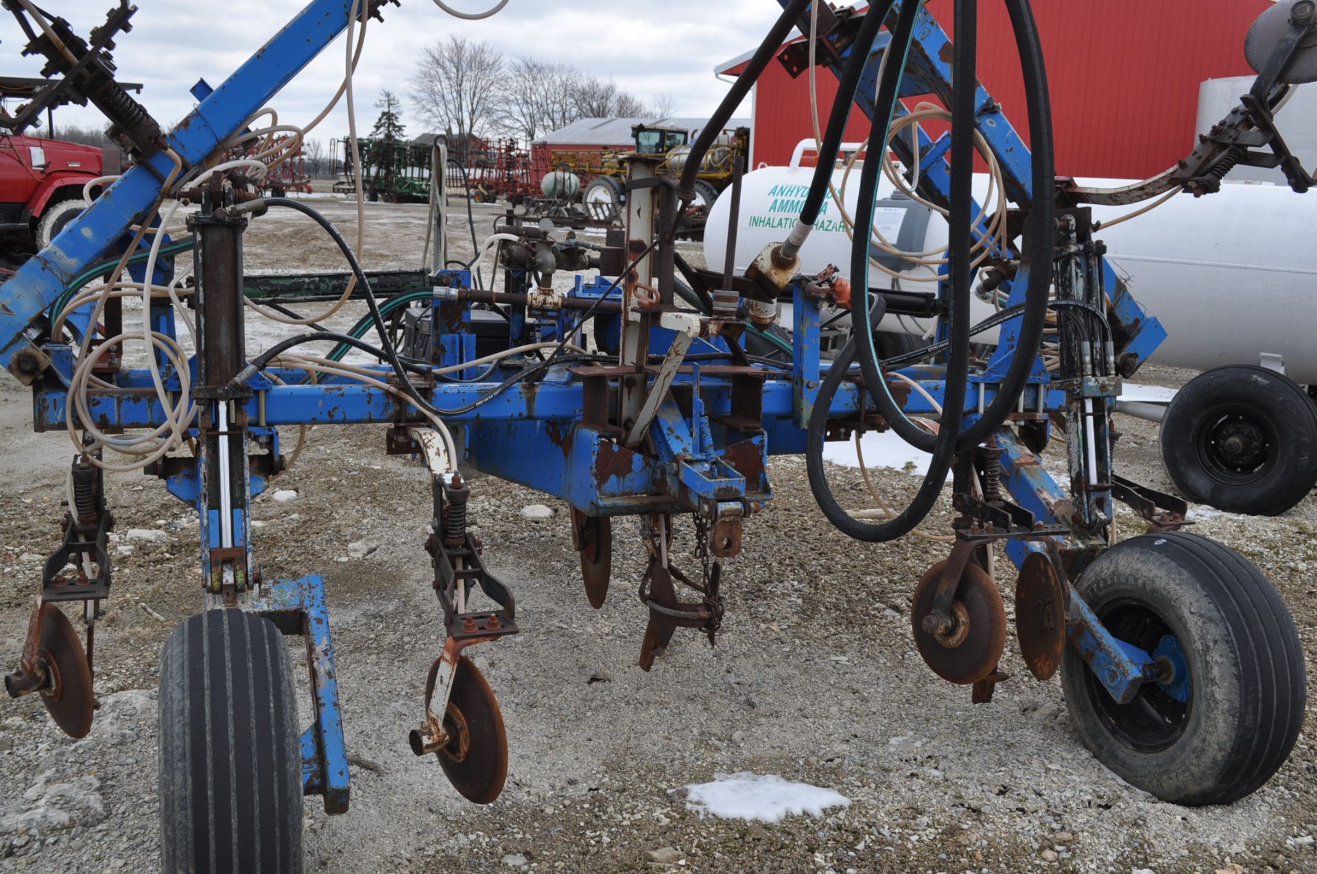 11 shank pull type NH3 applicator, disc sealers, wing gauge wheels, hyd fold, hyd raise - Image 8 of 14