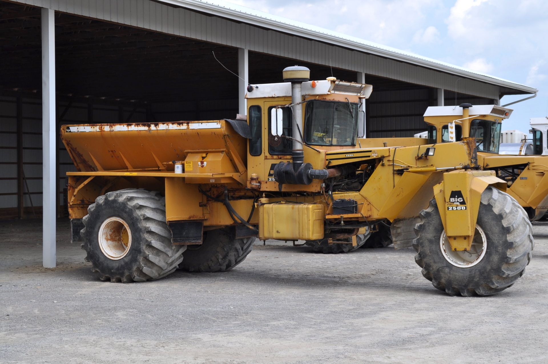 Big A 2500 3 wheel spreader, Ford Industrial V-8 gas, belt, 5938 hrs, 66x43.00-25 tires