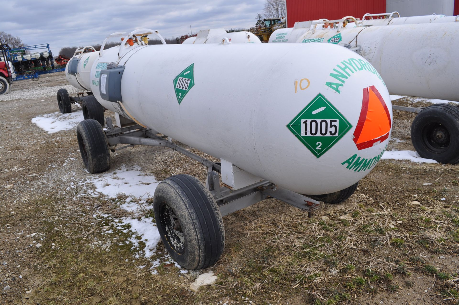 1000 gal NH3 tanks on running gear - Image 4 of 4