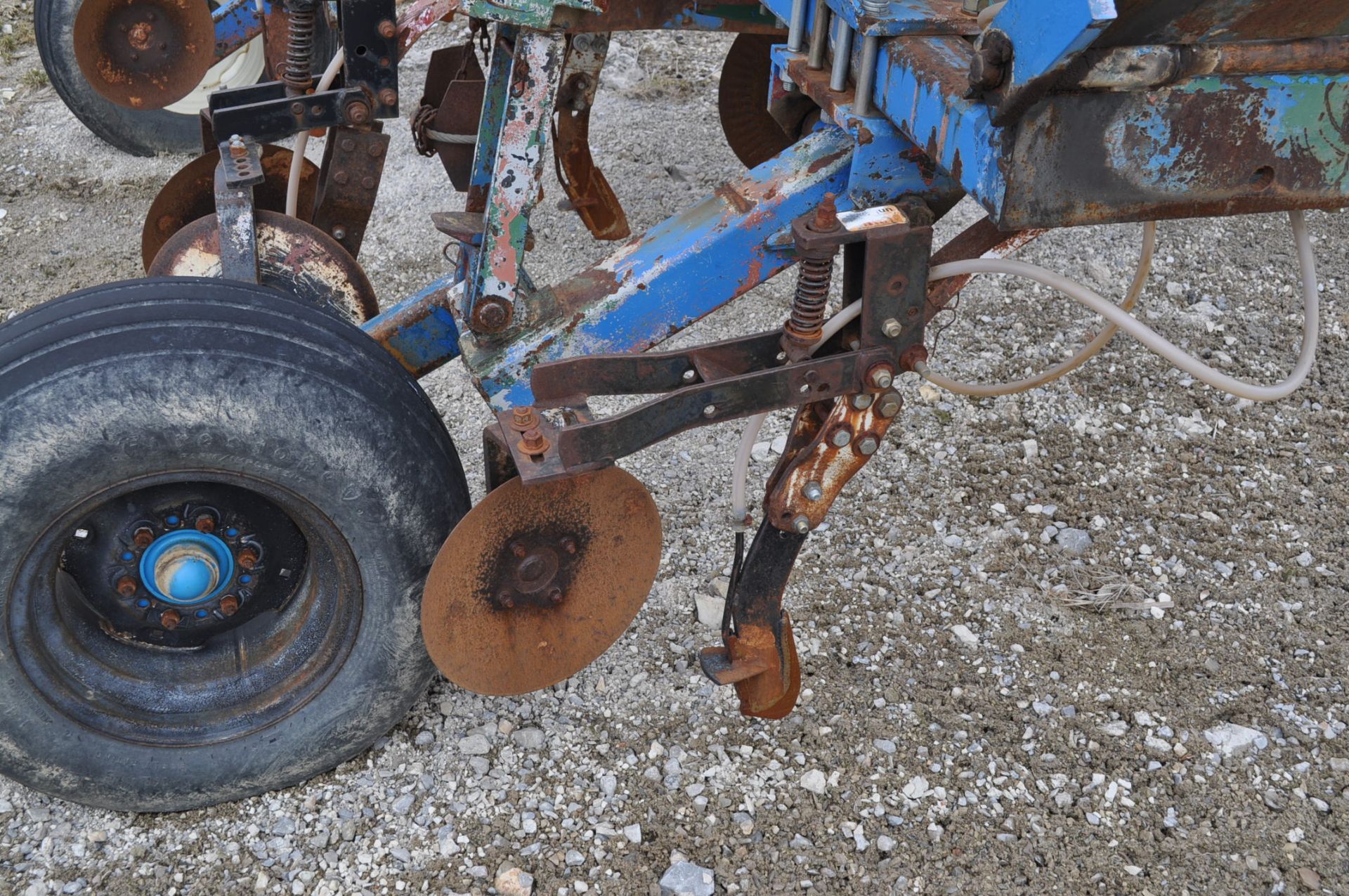 11 shank pull type NH3 applicator, disc sealers, wing gauge wheels, hyd fold, hyd raise - Image 14 of 14