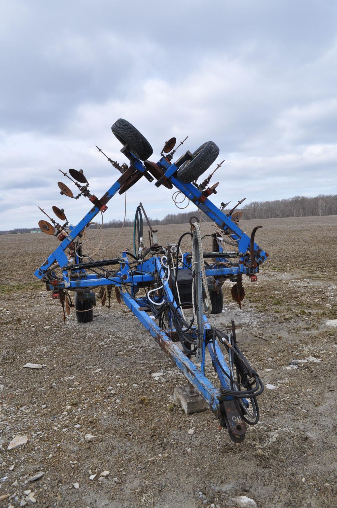 11 shank pull type NH3 applicator, disc sealers, wing gauge wheels, hyd fold, hyd raise - Image 5 of 14