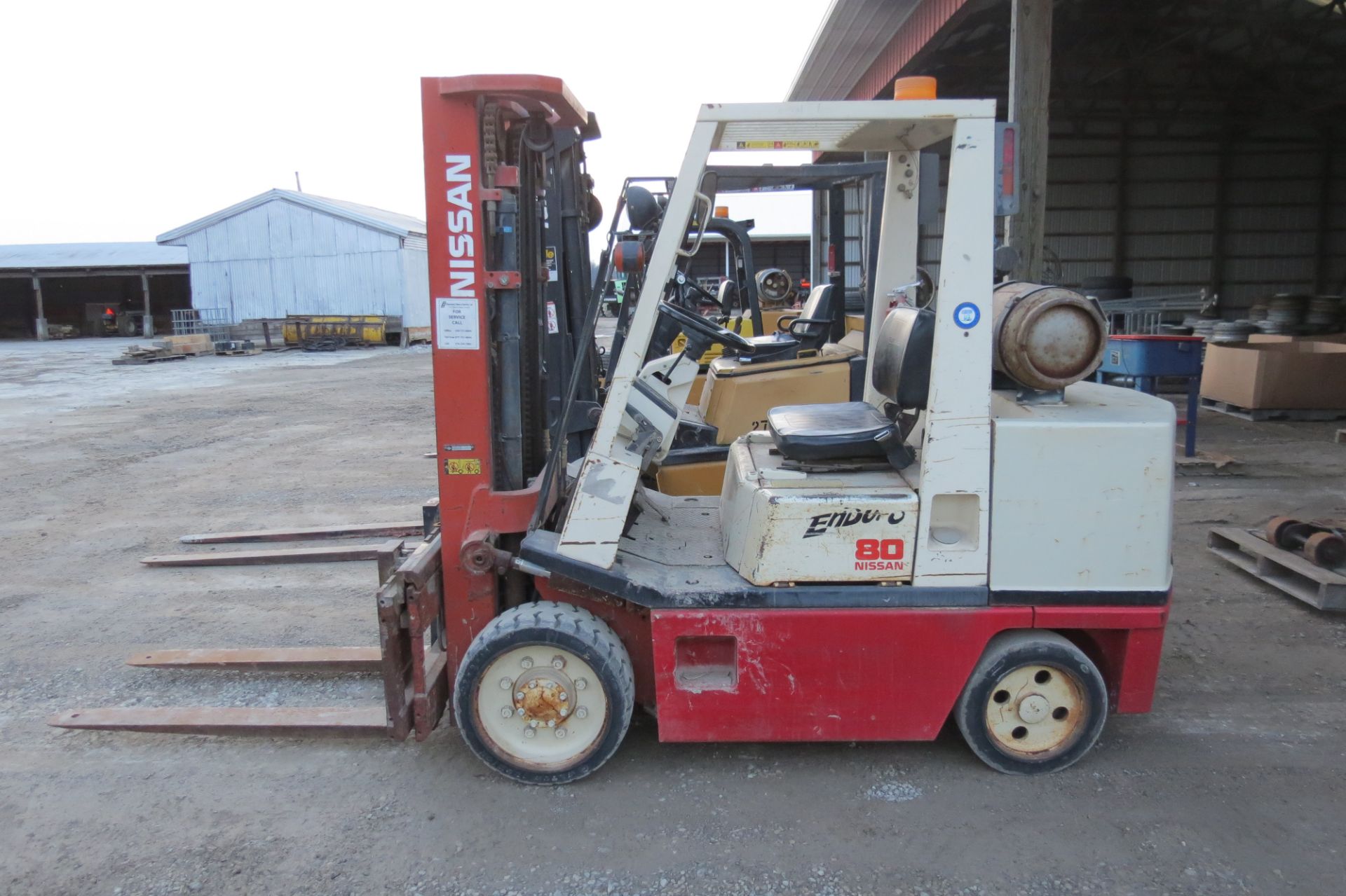 Nissan 80 forklift, 6950 lb cap, 3 stage mast, solid tire, LP, sideshift, 2 speed, sells with LP - Image 2 of 9