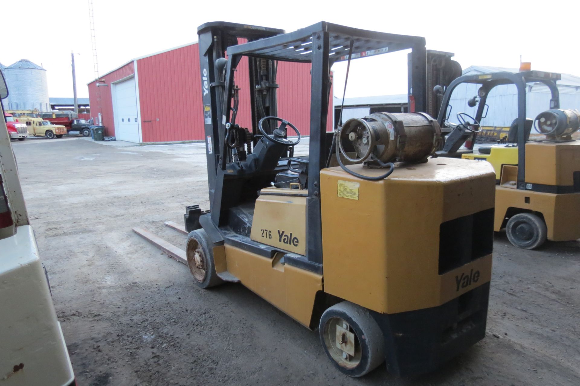 Yale forklift, 4500 lb cap, 3 stage mast, solid tires, LP, 7’ forks, sells with LP tank - Image 5 of 12